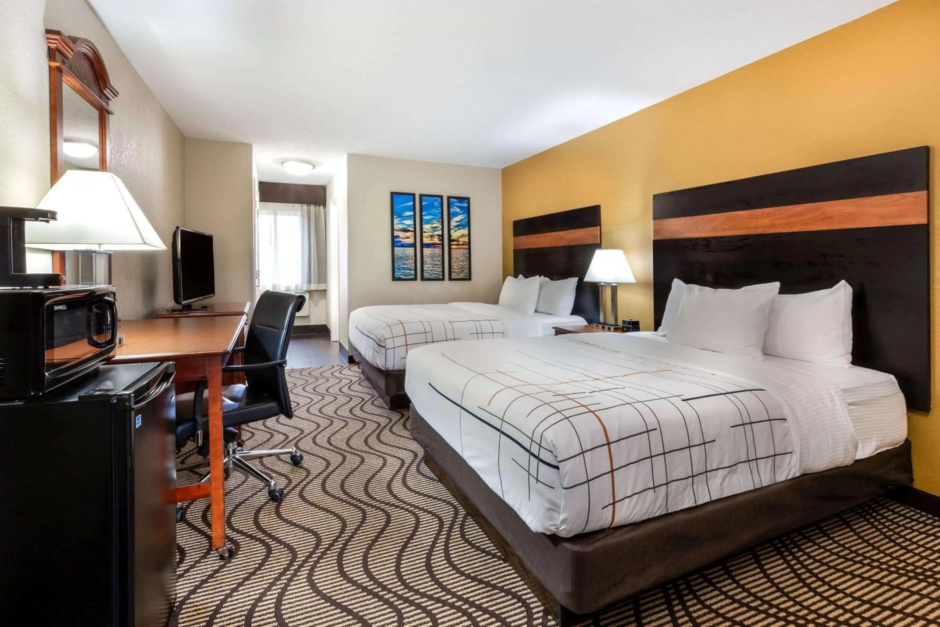 Photo of the whole room, Bed in La Quinta Inn by Wyndham Sandusky near Cedar Point