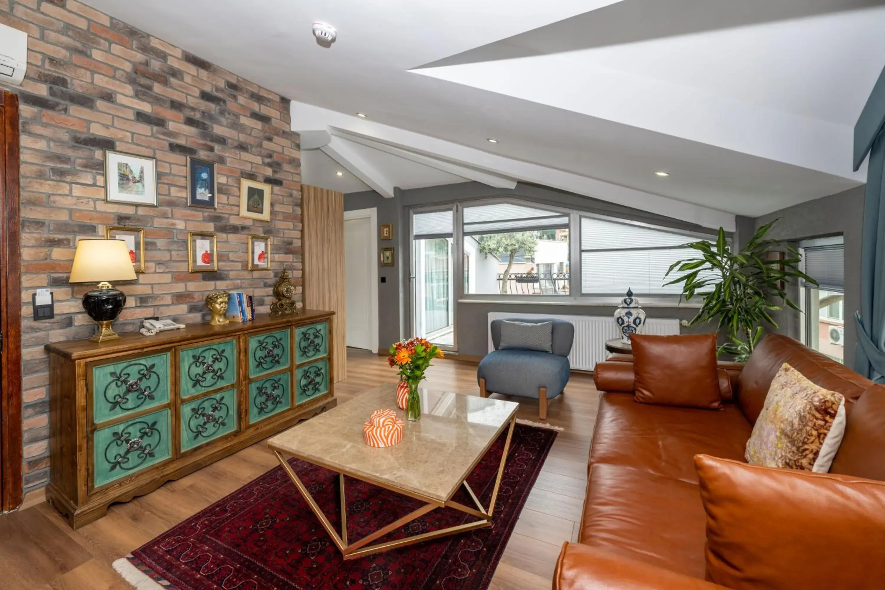 Living room, Seating Area in The Marions Suite