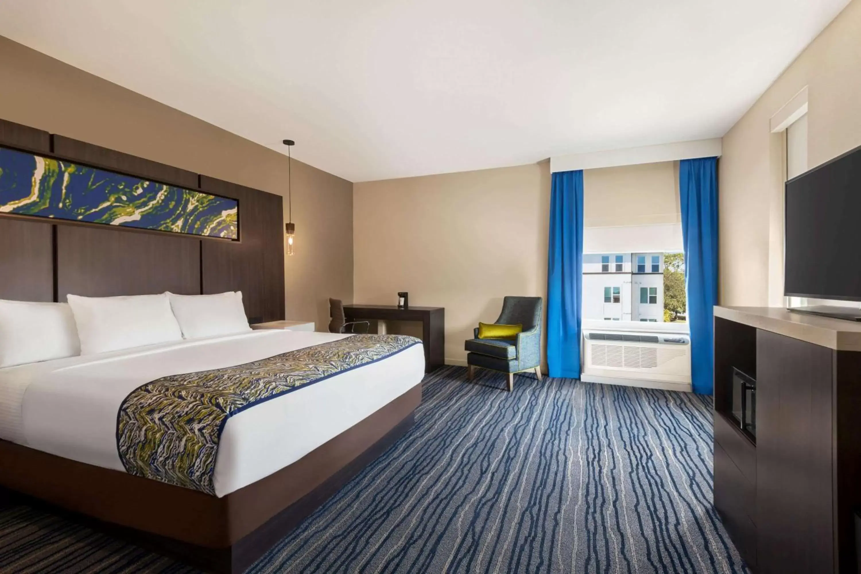Photo of the whole room, Bed in La Quinta Inn & Suites by Wyndham Orlando I-Drive Theme Parks