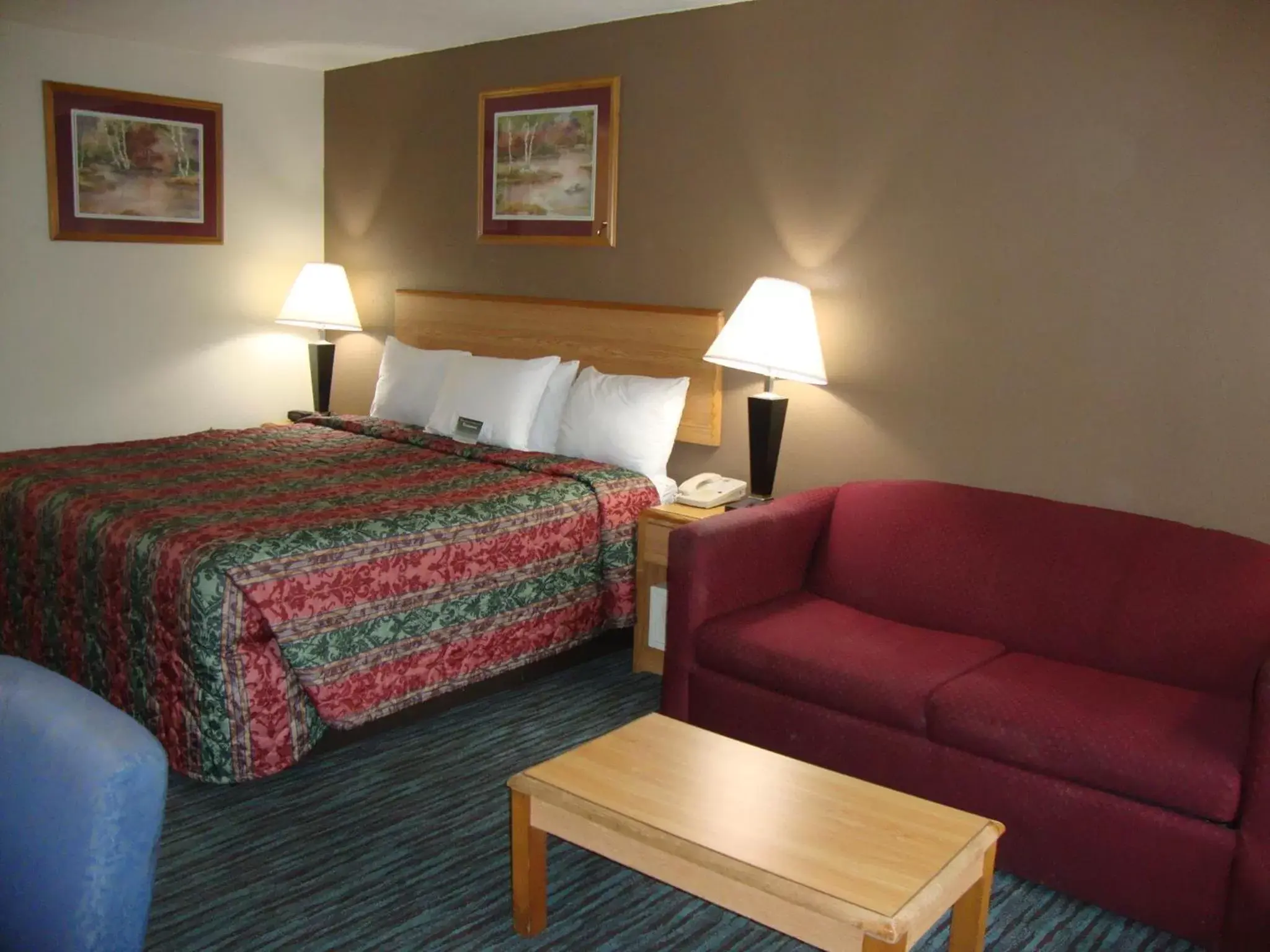 Photo of the whole room, Bed in Econo Lodge Inn and Suites - Jackson