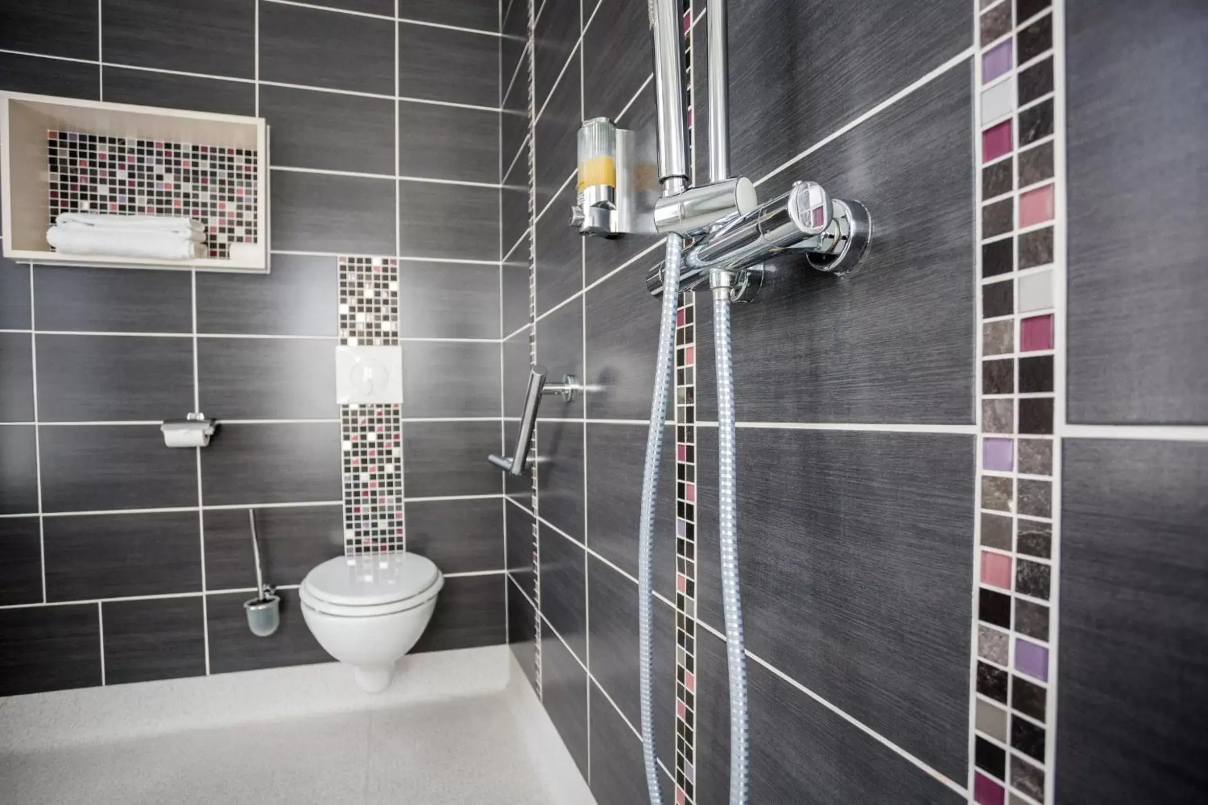 Shower, Bathroom in Best Western Hôtel Des Voyageurs