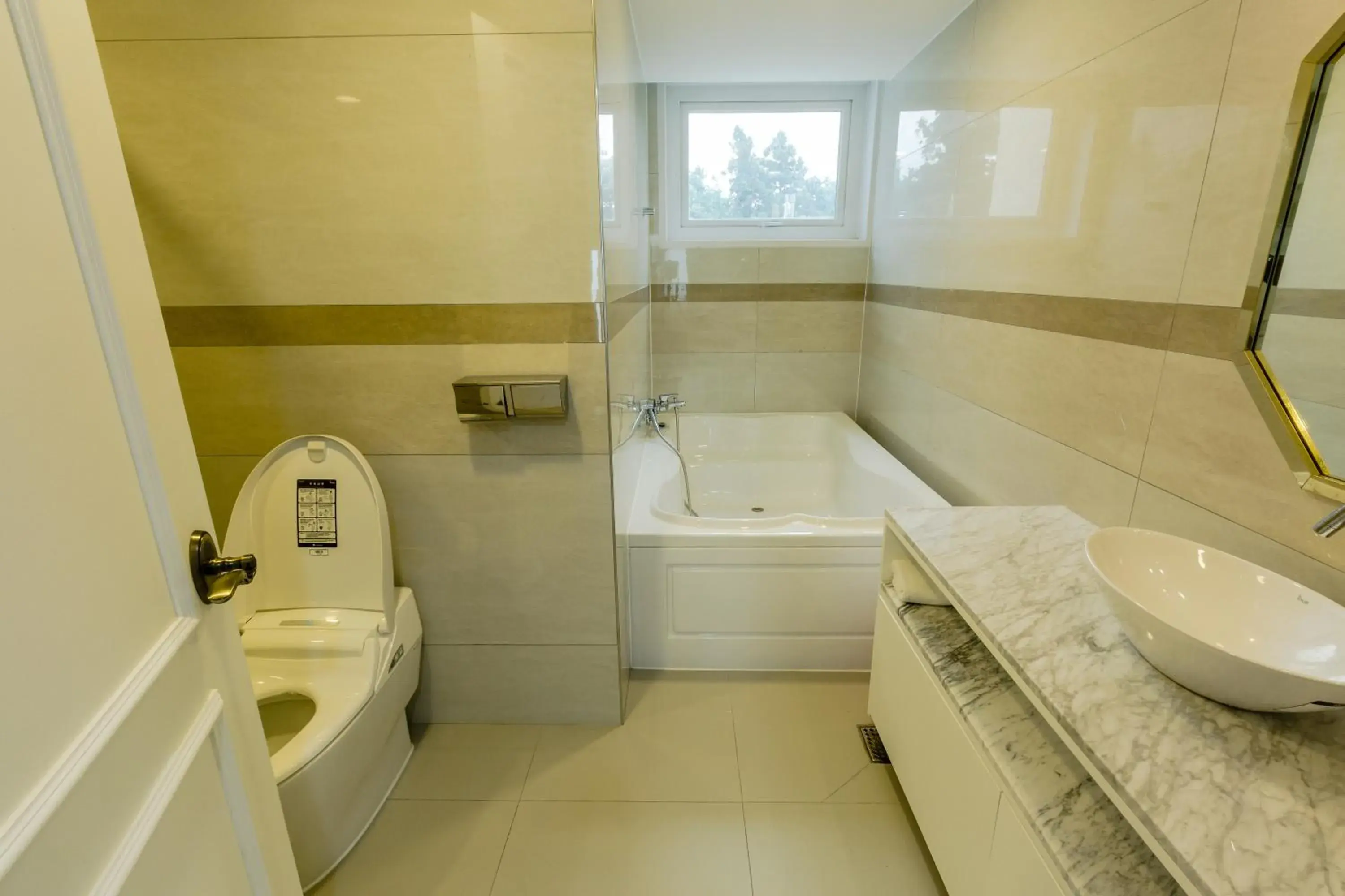 Bathroom in GLADSHEIM HOTEL