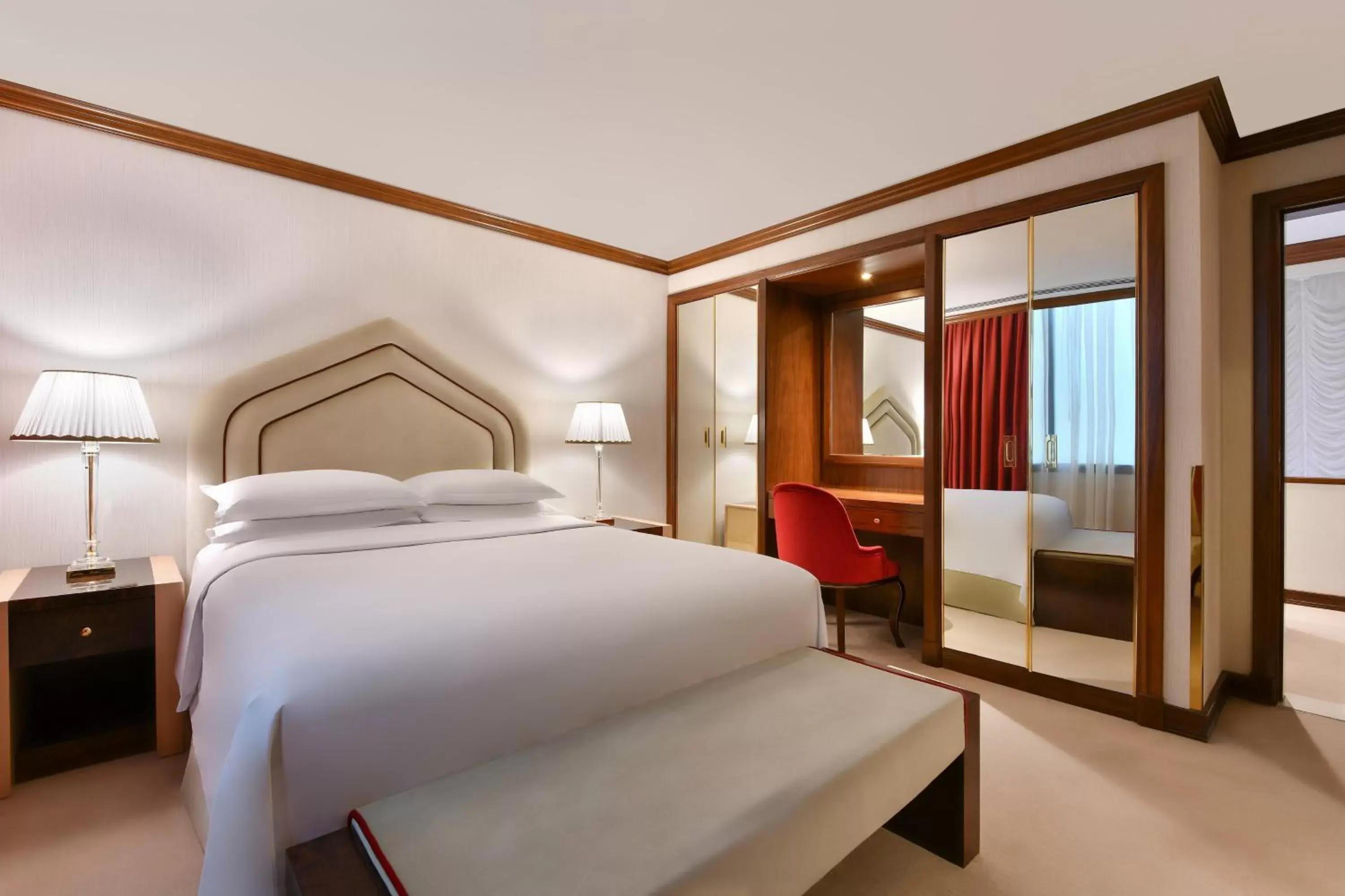 Bedroom, Bed in Sheraton Grand Doha Resort & Convention Hotel