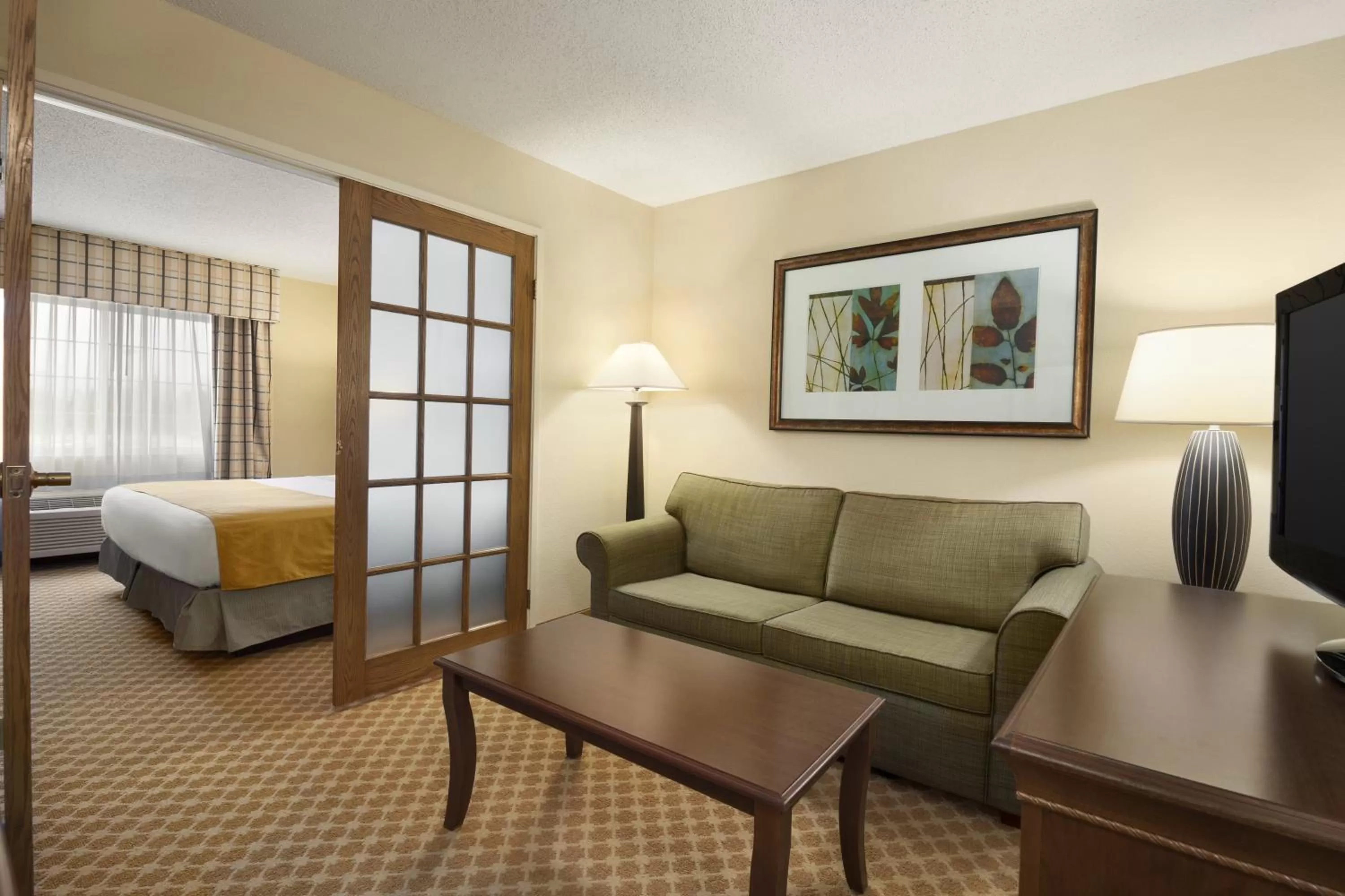 Living room in Country Inn & Suites by Radisson, Owatonna, MN