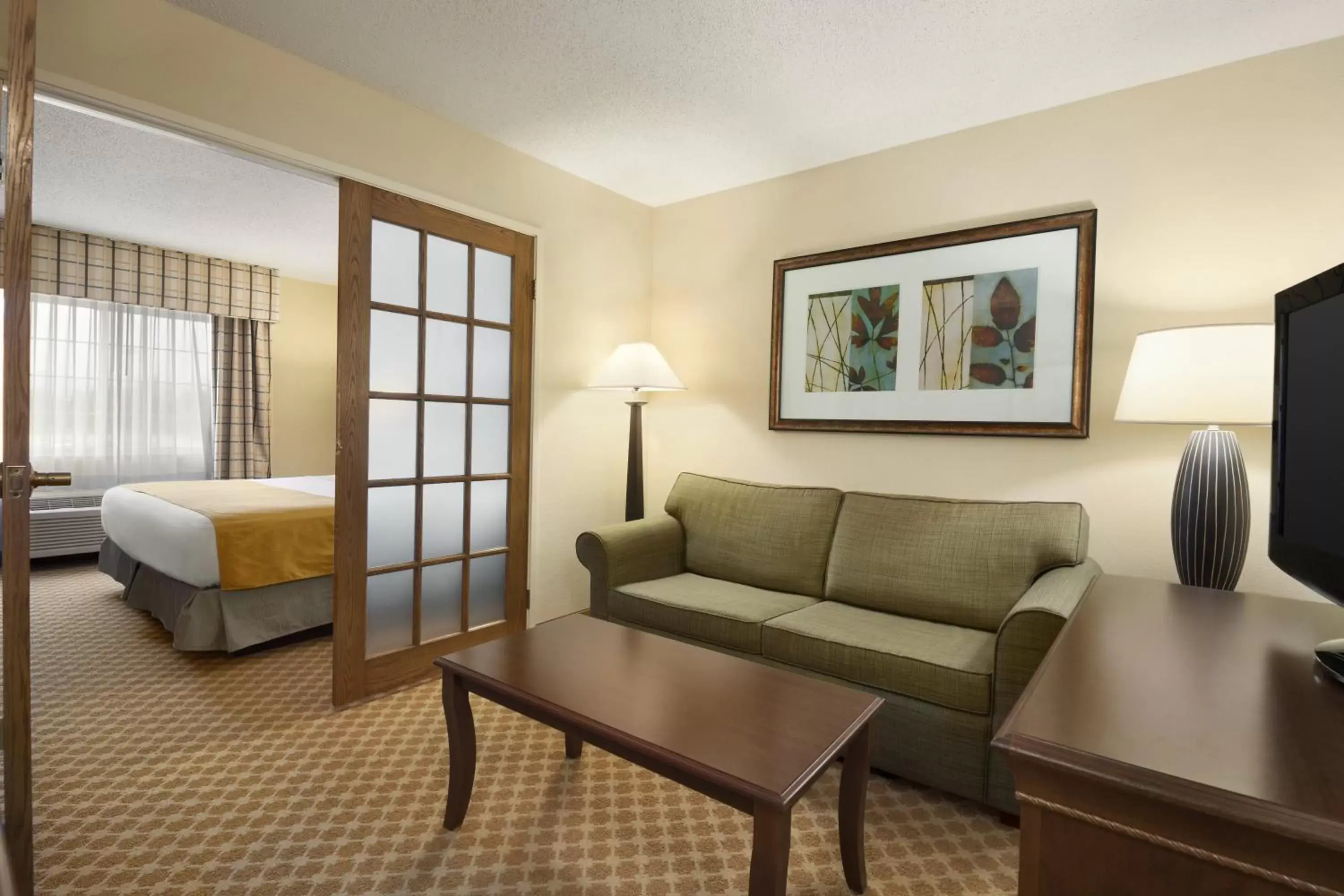 Living room, Seating Area in Country Inn & Suites by Radisson, Owatonna, MN
