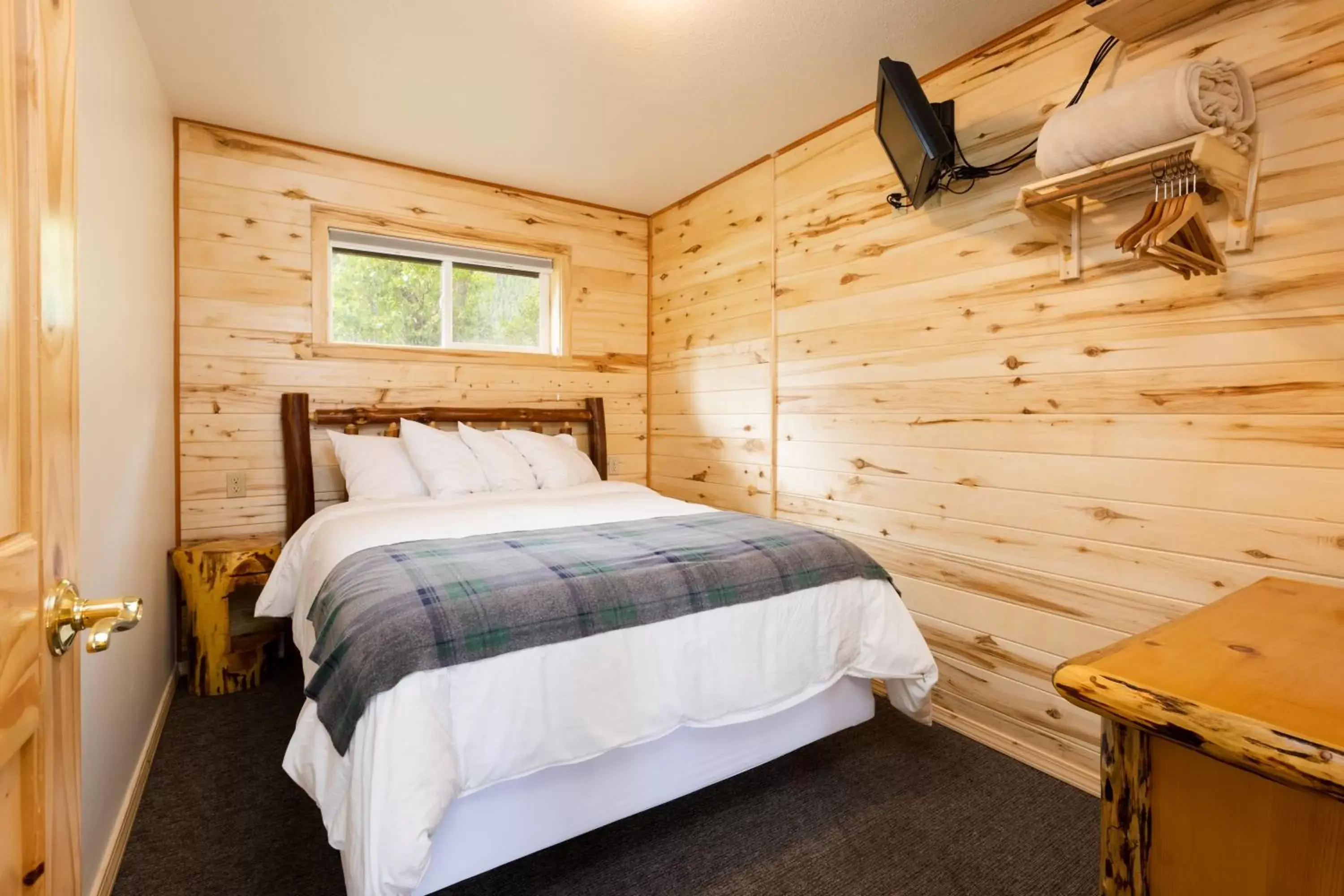 Bed in Beargrass Lodging & RV Resort