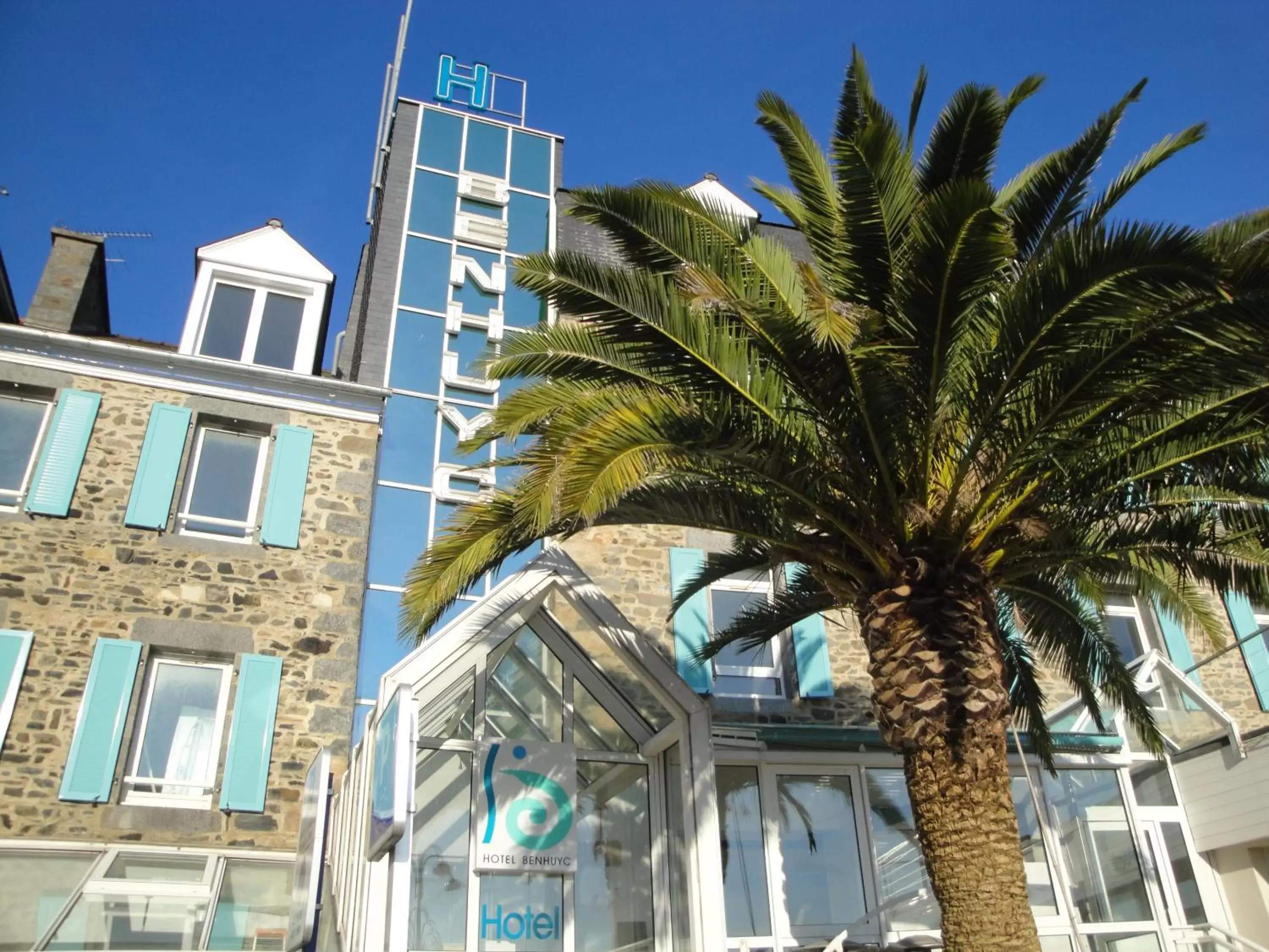 Facade/entrance, Property Building in Le Benhuyc