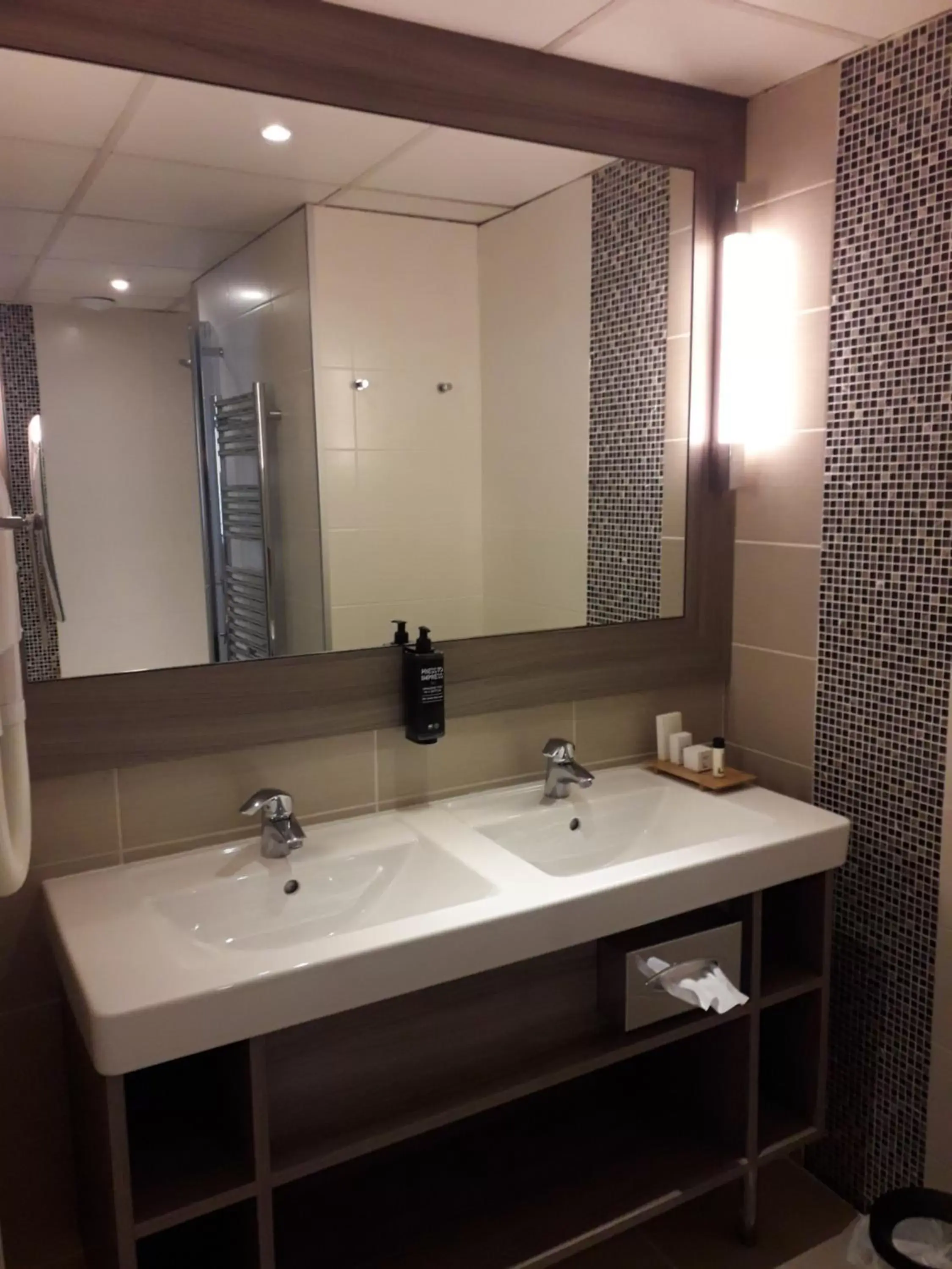 Bathroom in ibis Styles Melun Bathroom in ibis Styles Melun