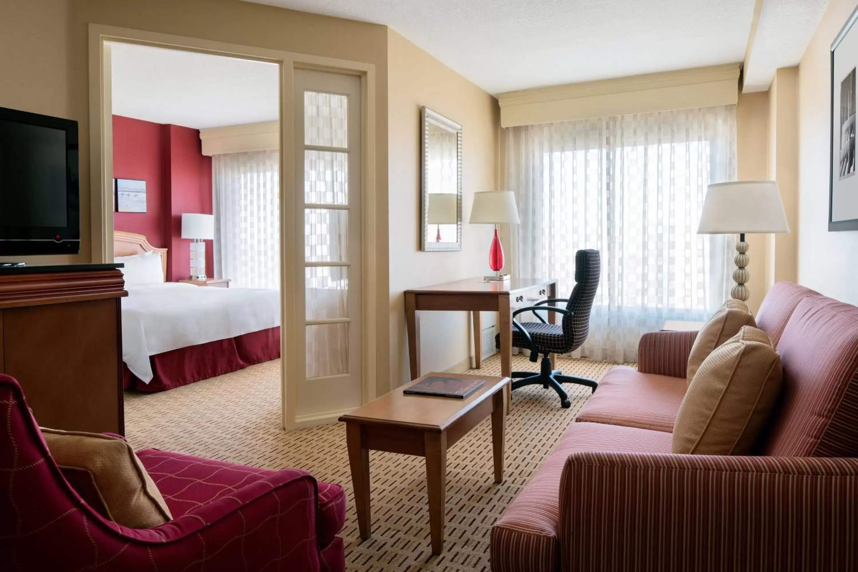 Photo of the whole room, Seating Area in Anaheim Marriott Suites