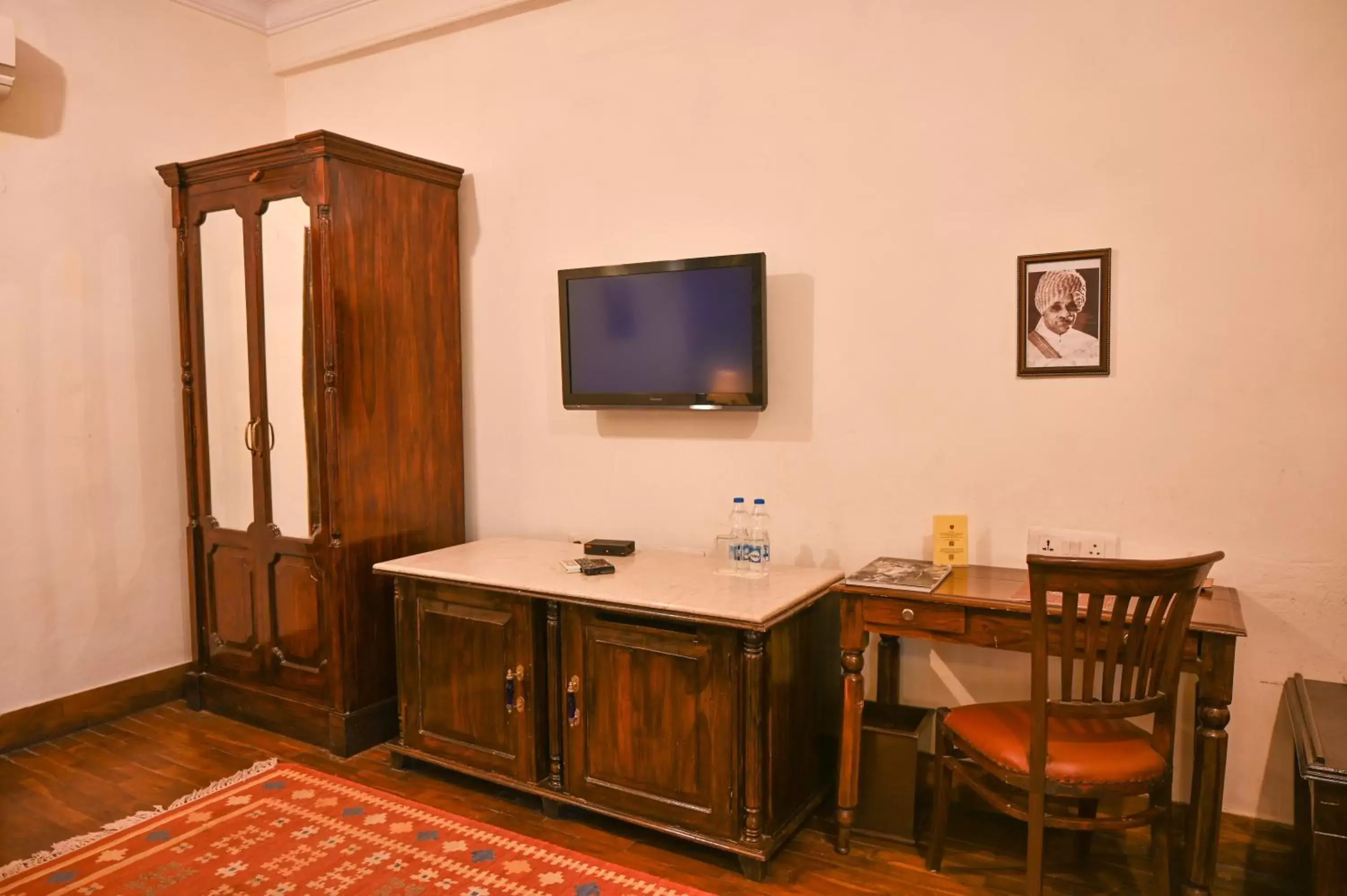 Coffee/tea facilities, TV/Entertainment Center in Ranbanka Palace