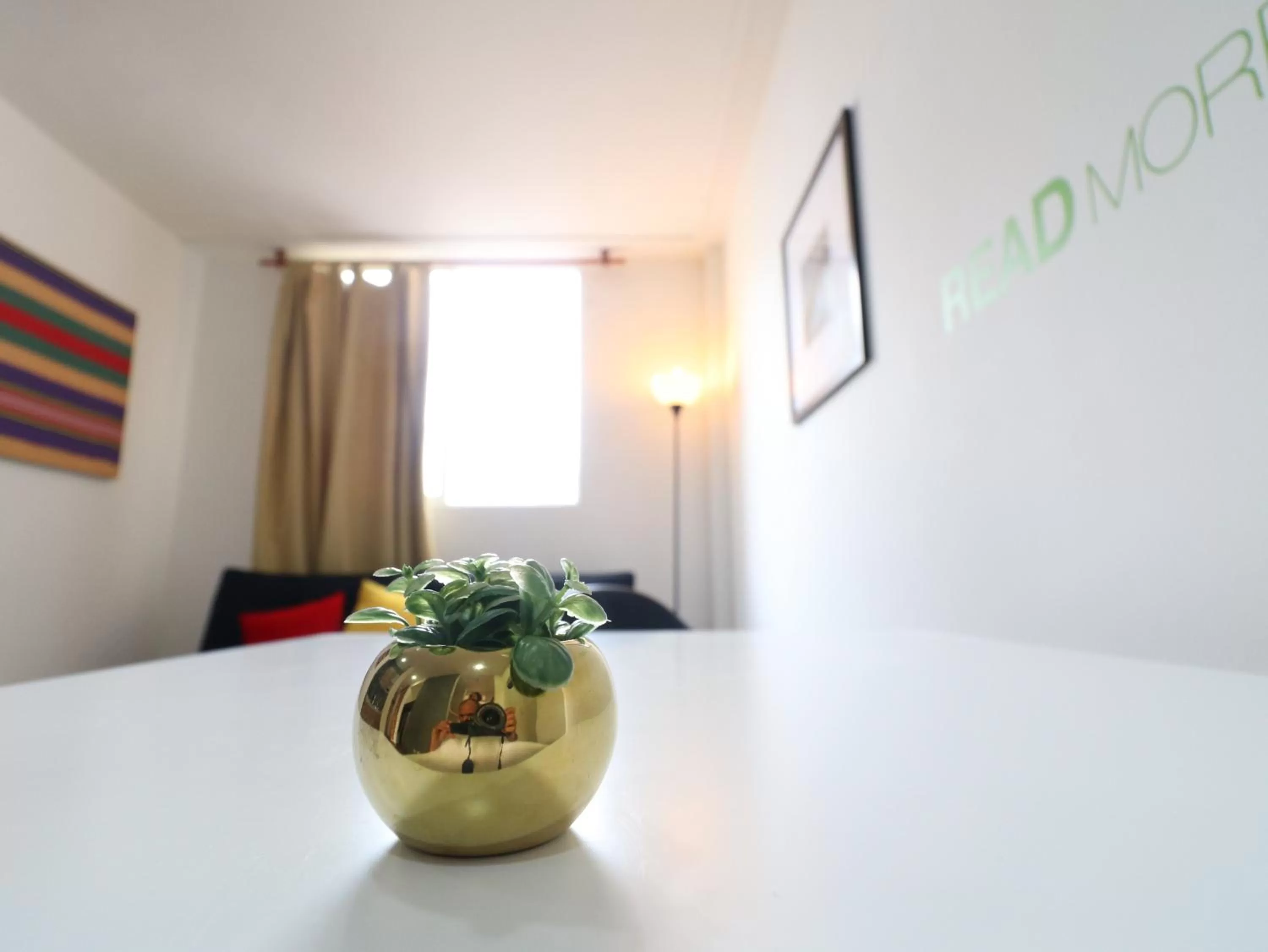 Dining area in 554 Apartments