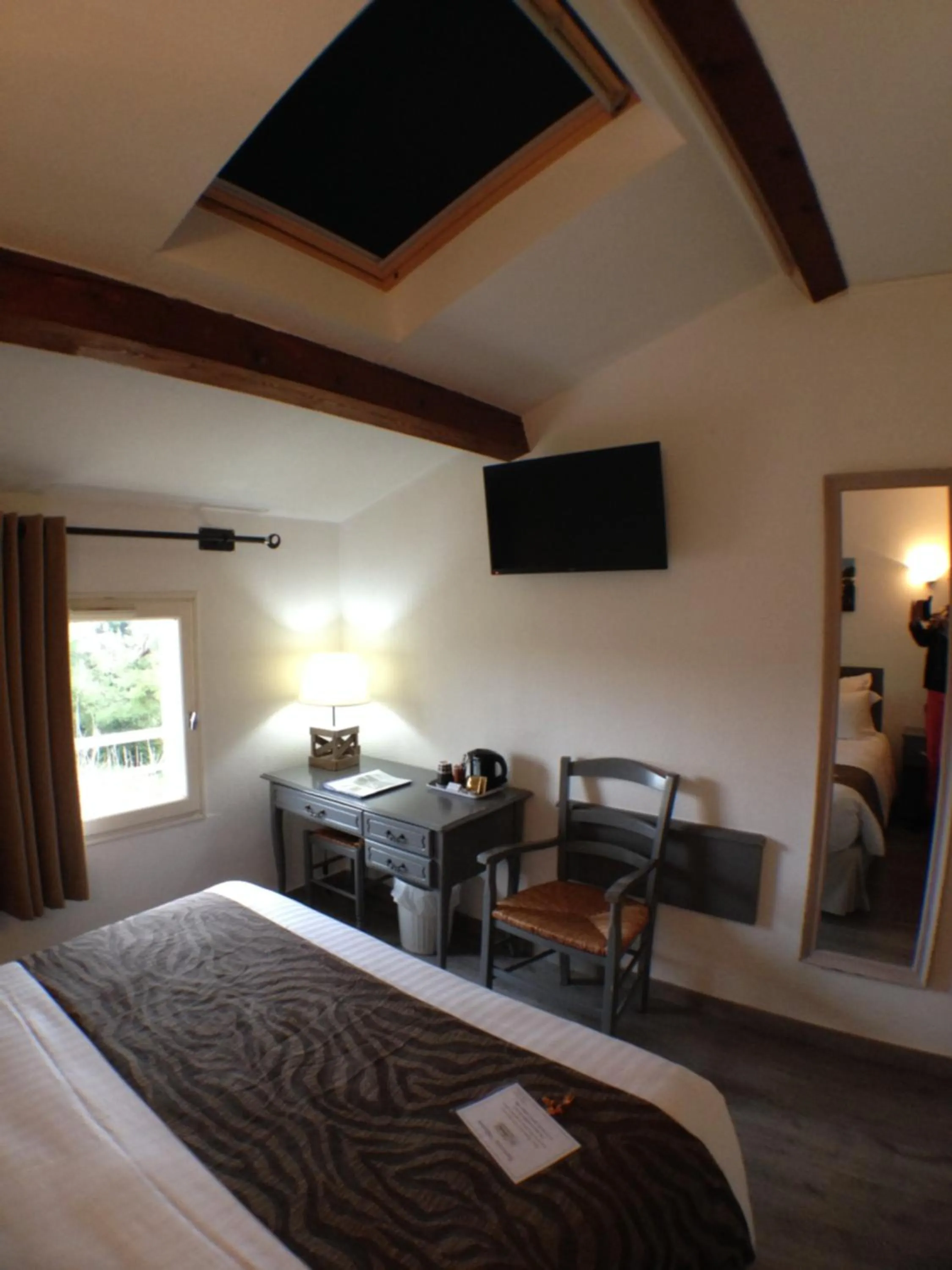 Coffee/tea facilities, Bed in Logis Hotel la Ferme