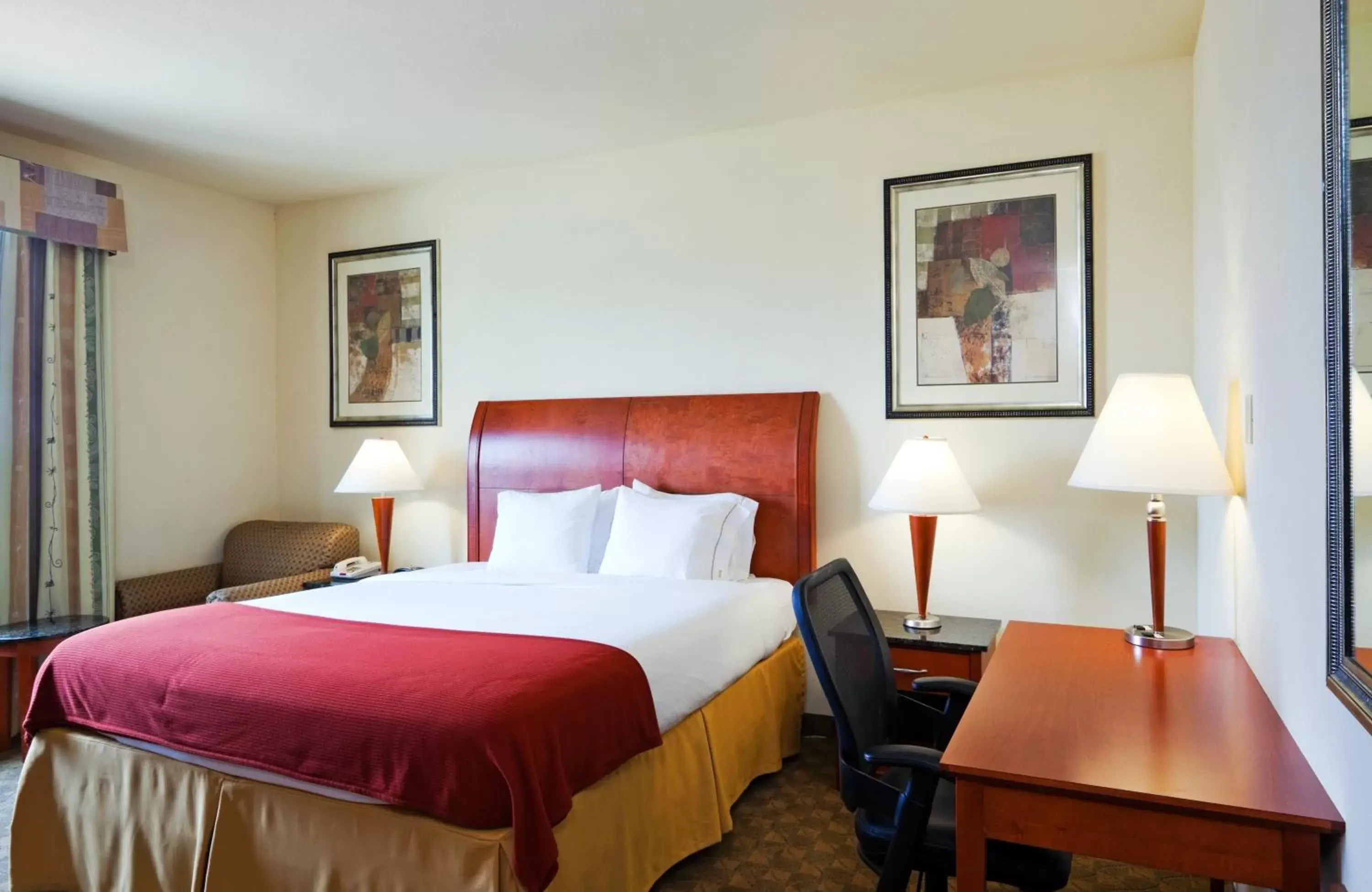 Photo of the whole room, Bed in Holiday Inn Express Hotel and Suites Fairfield-North, an IHG Hotel