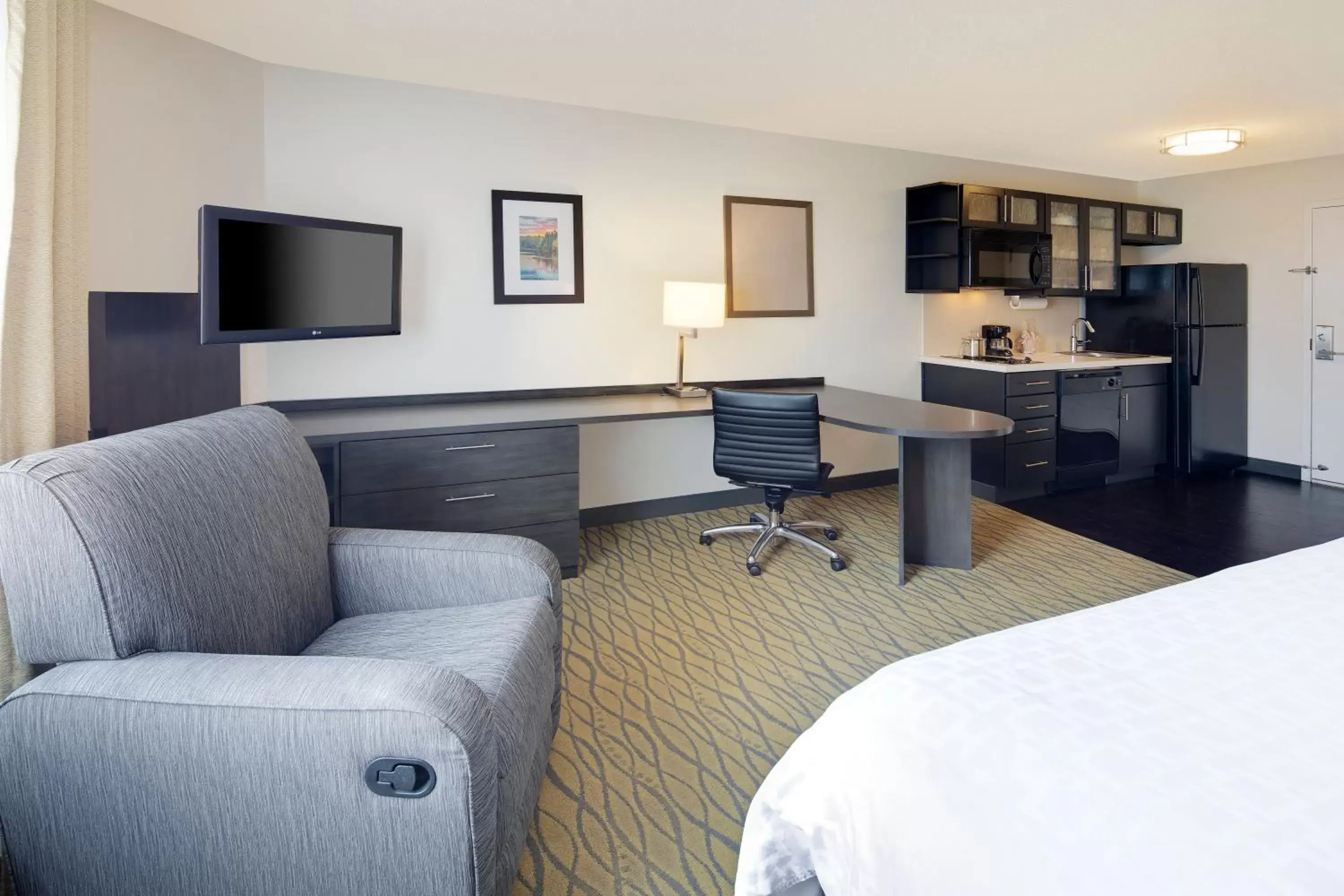 Photo of the whole room, Seating Area in Candlewood Suites Rogers-Bentonville, an IHG Hotel