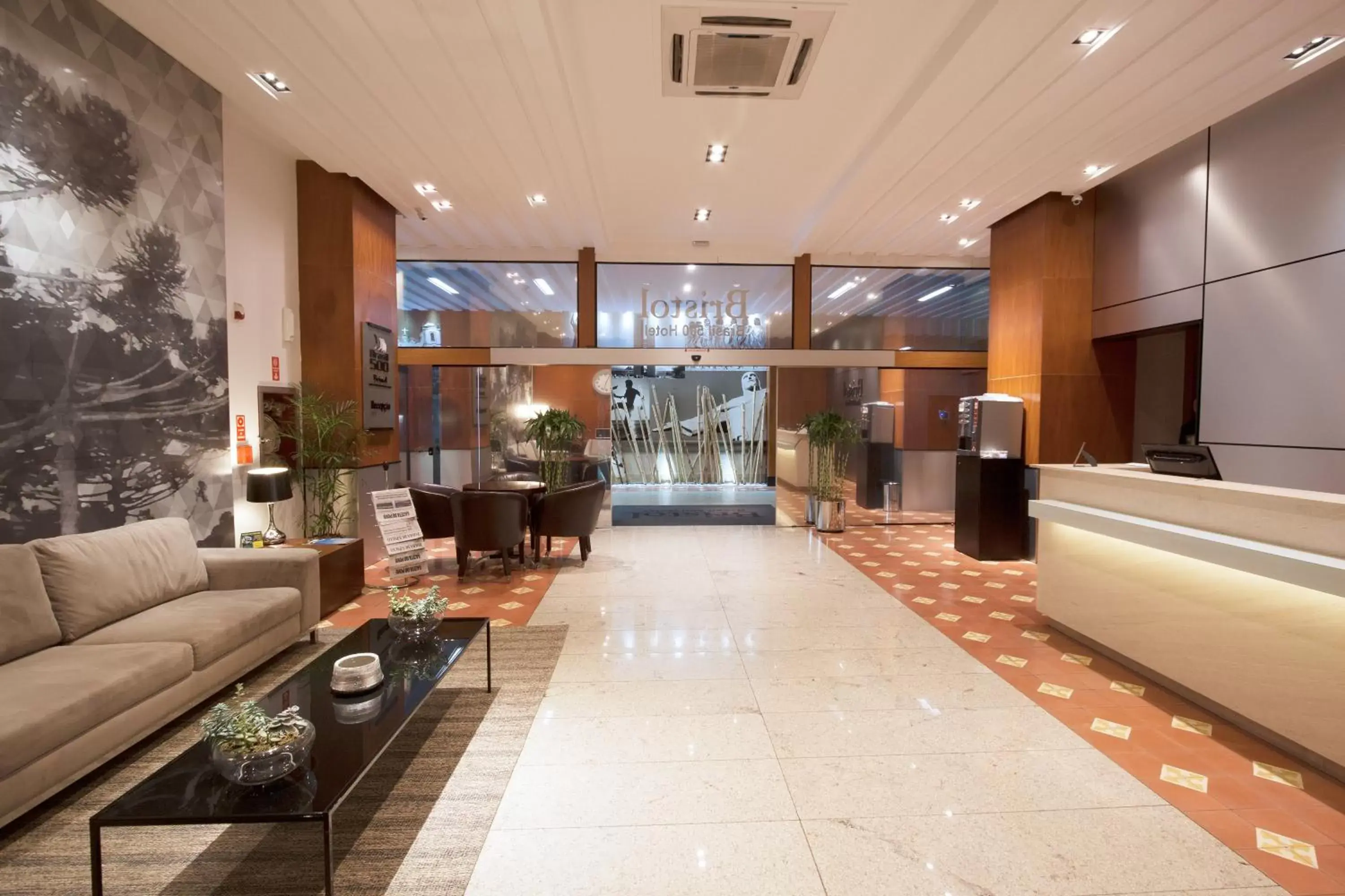 Lobby or reception in Bristol Brasil 500 Curitiba Batel Lobby or reception in Bristol Brasil 500 Curitiba Batel