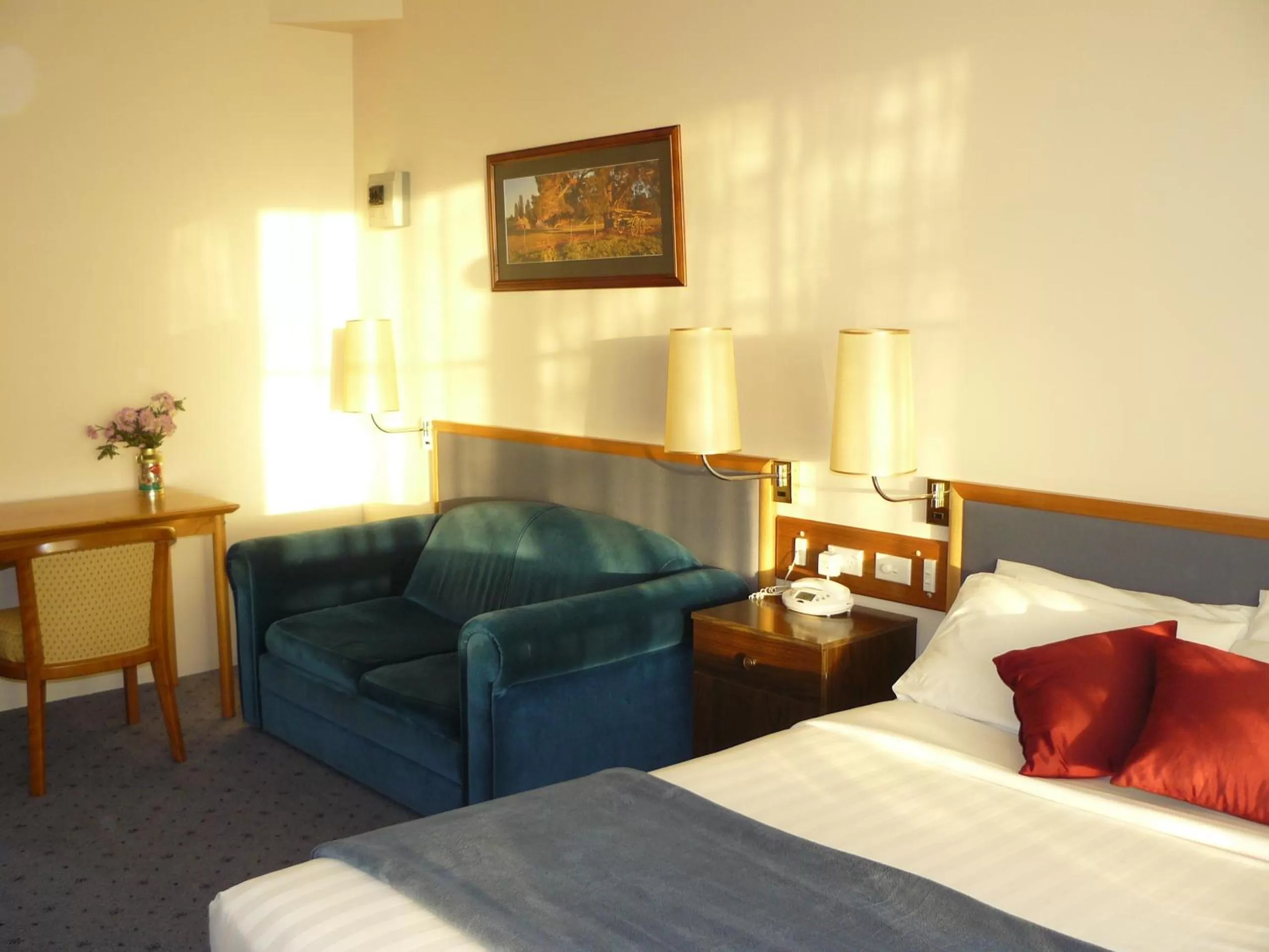 Seating area, Bed in Australia Park Motel