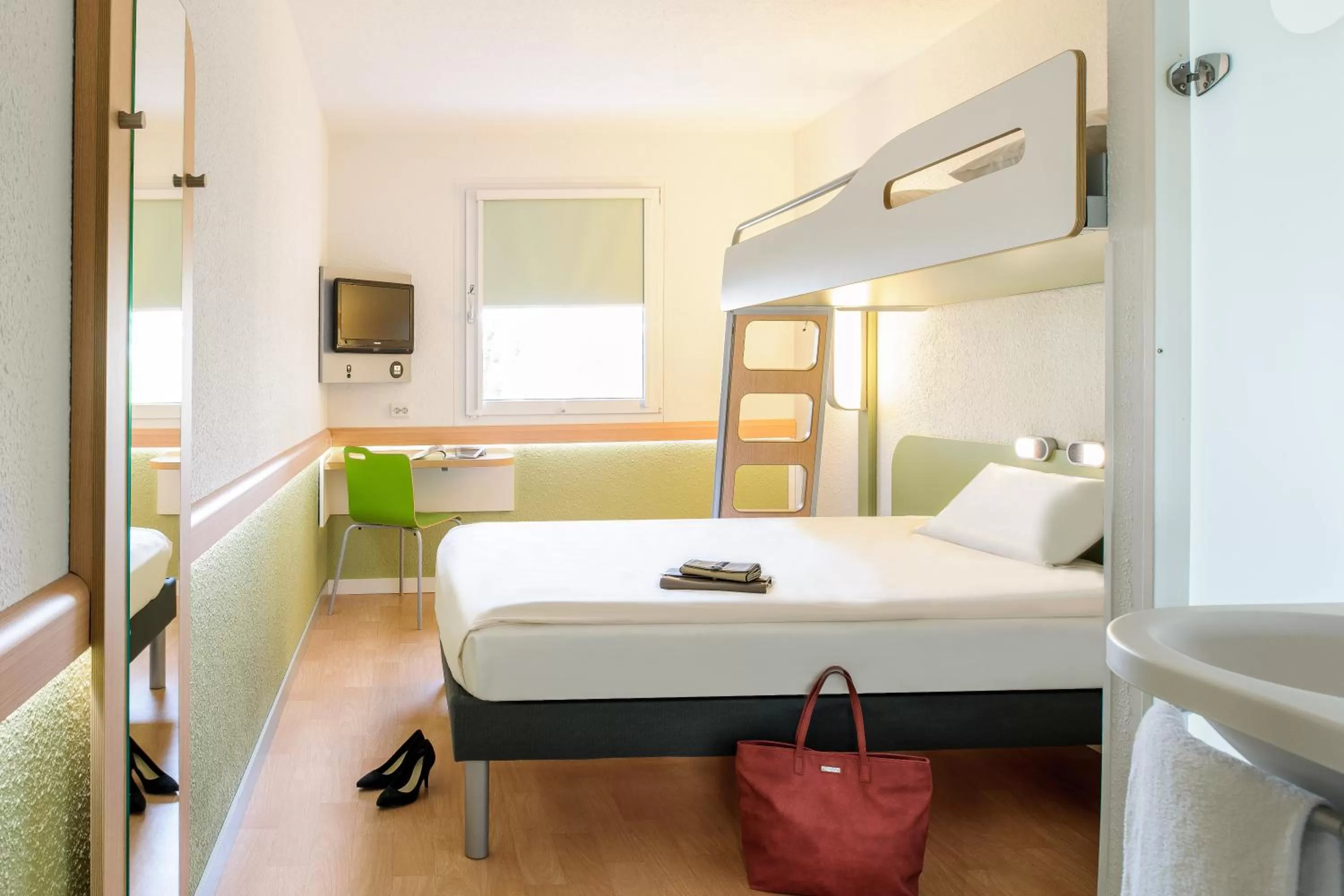 Photo of the whole room, Bed in Ibis budget München Airport Erding