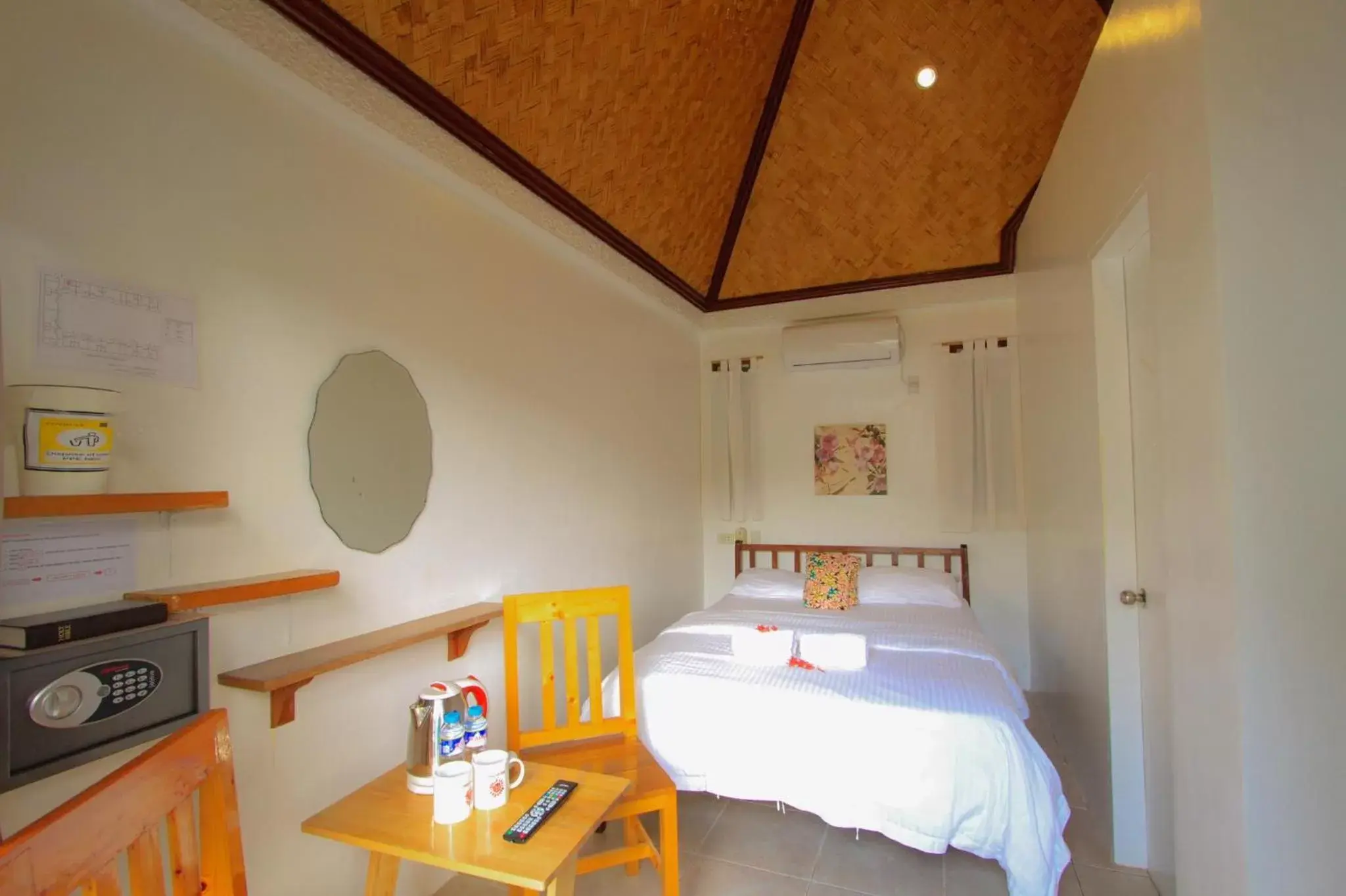 Photo of the whole room, Bed in Sunz en Coron Resort