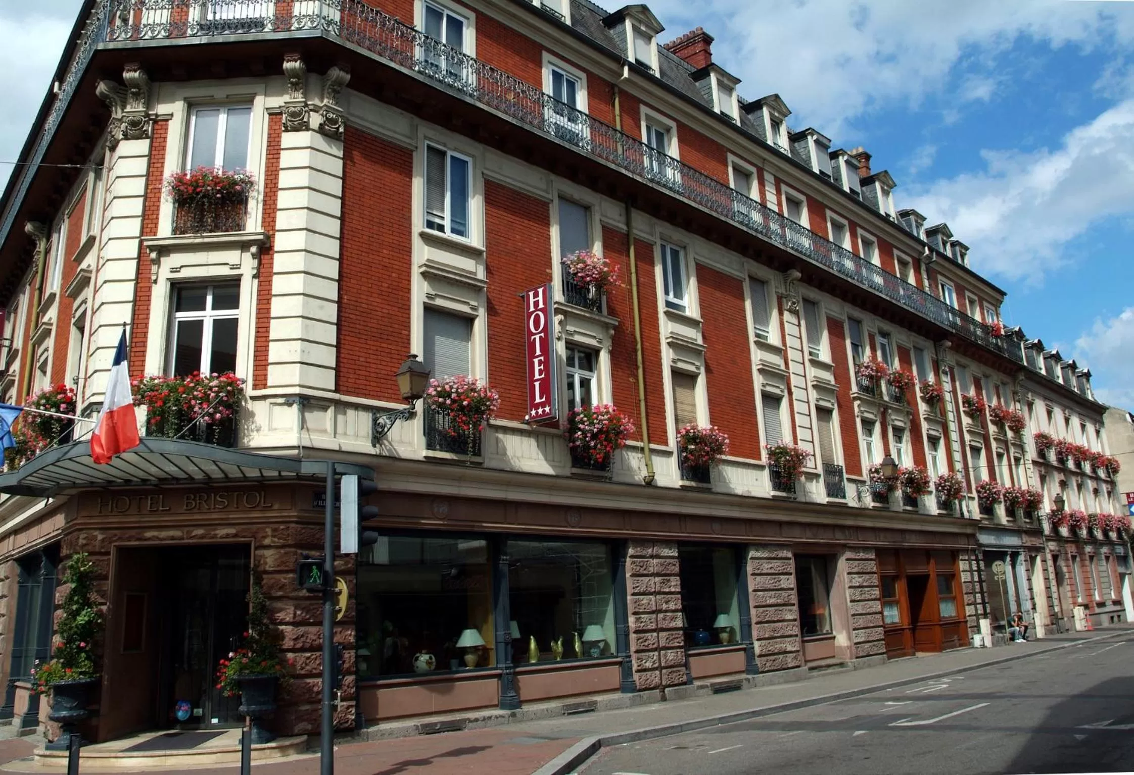 Property building in Hotel Bristol