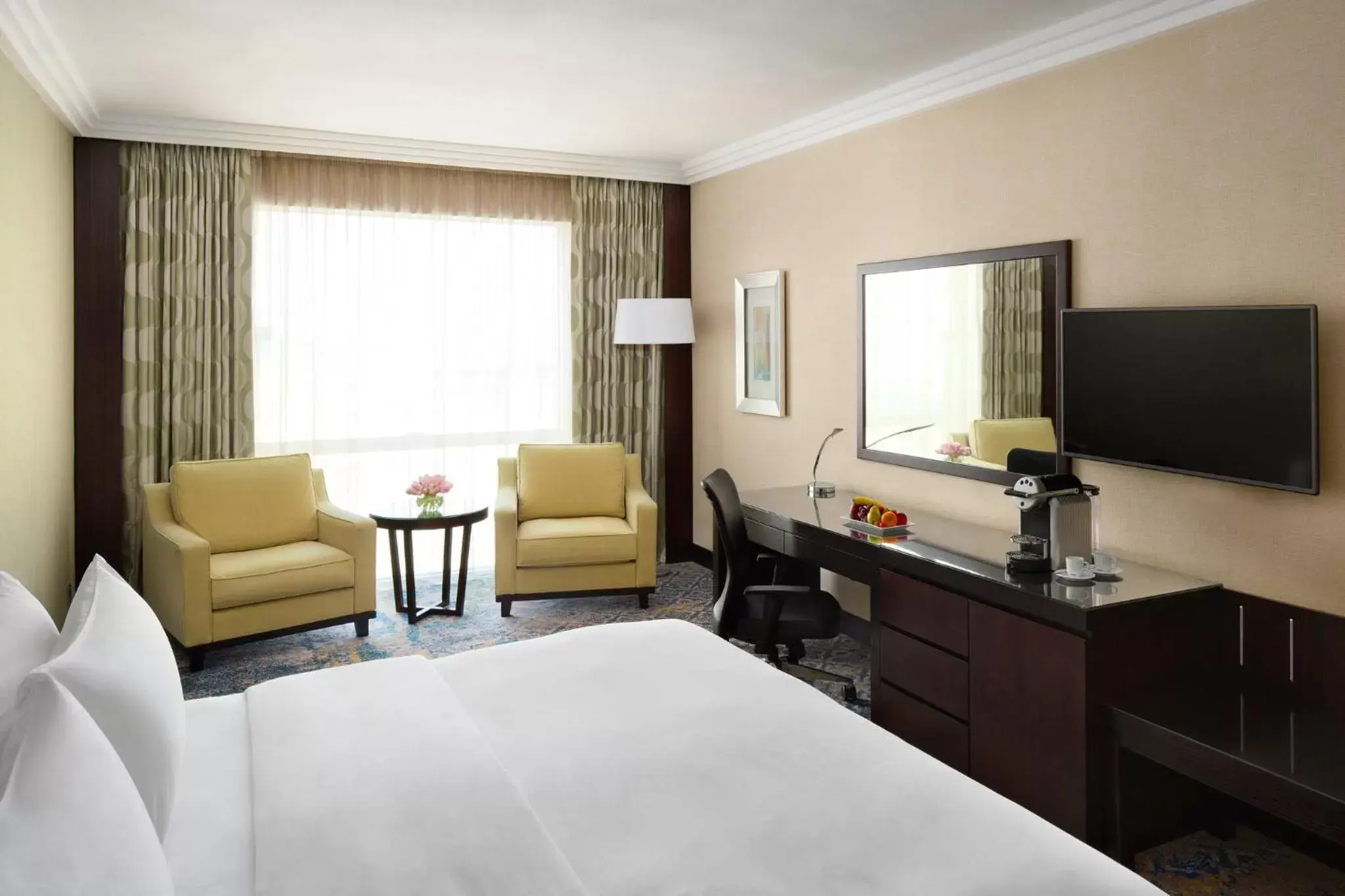 Standard King Room with Lounge Access in Crowne Plaza Jeddah by IHG Standard King Room with Lounge Access in Crowne Plaza Jeddah by IHG