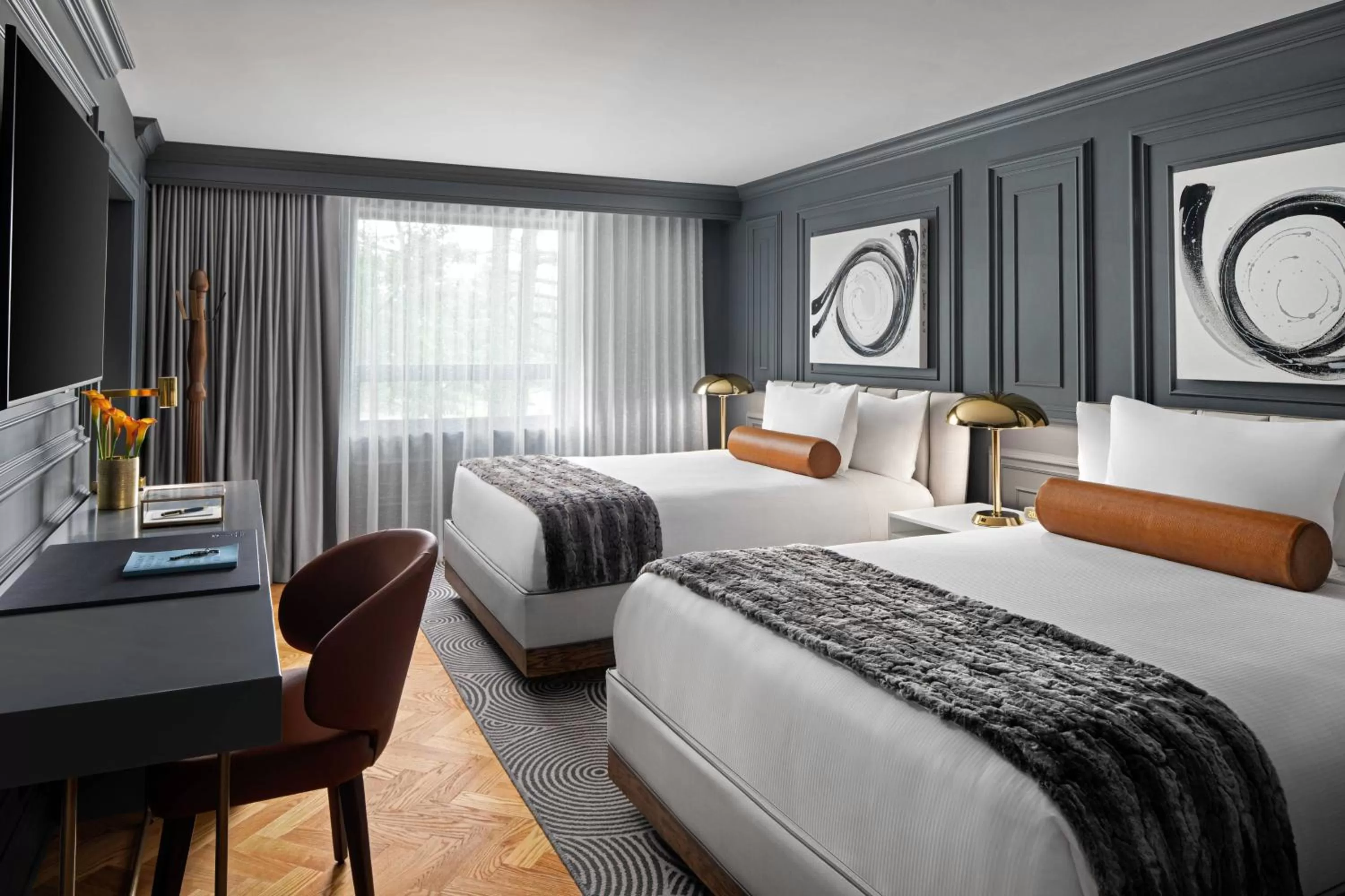 Photo of the whole room, Bed in The Drake Oak Brook, Autograph Collection