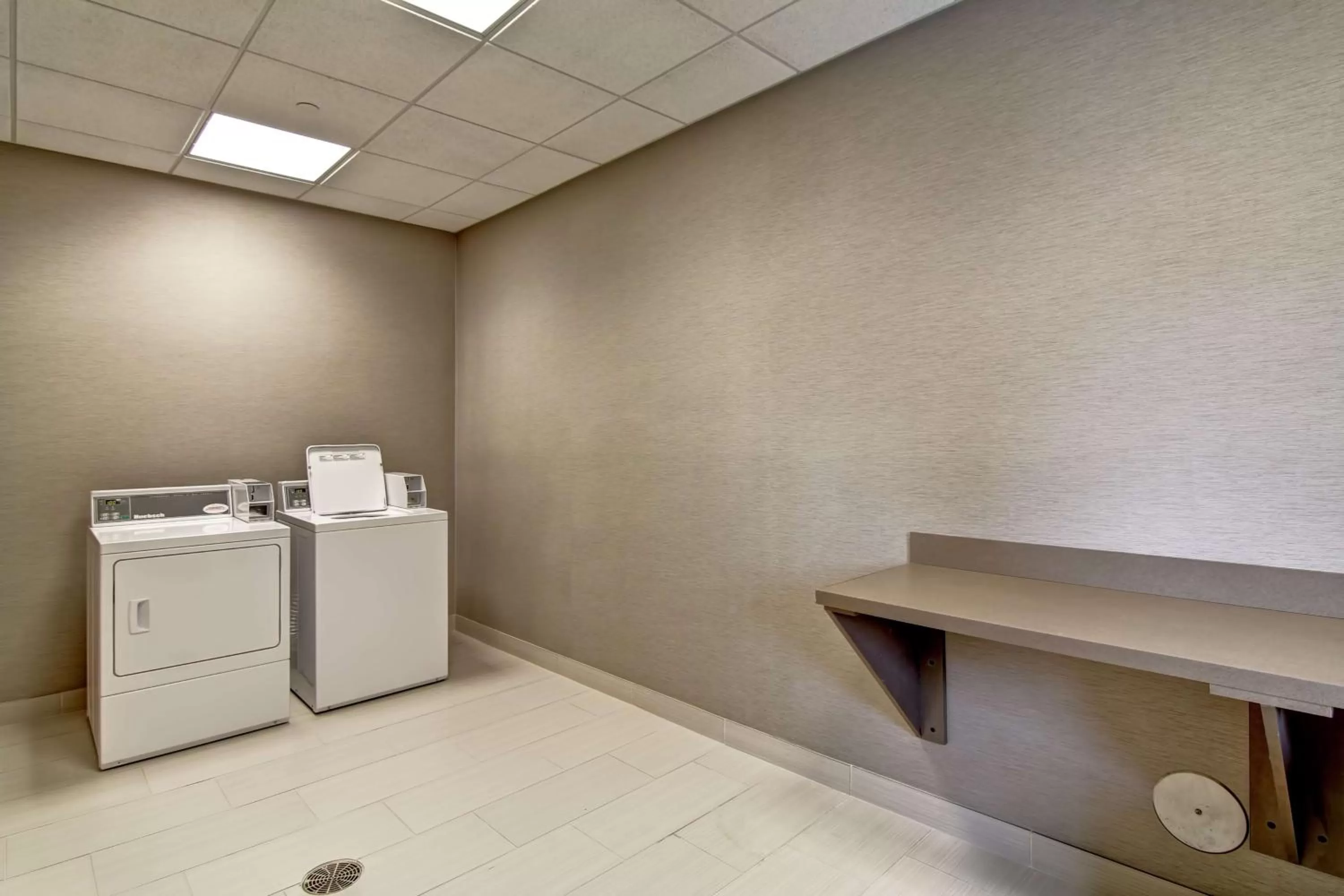 Property building in Hampton Inn & Suites Detroit/Troy