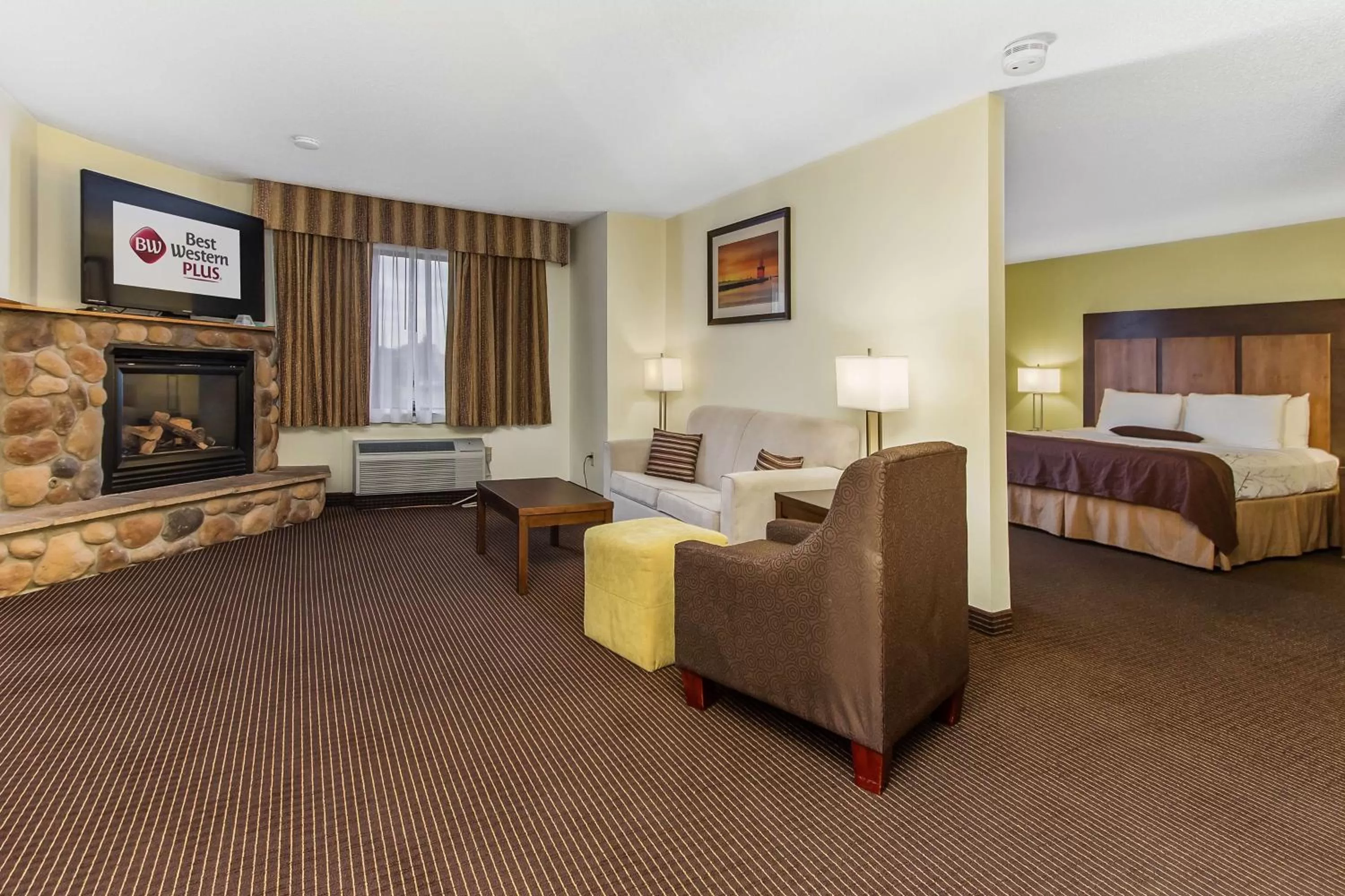 One-Bedroom King Suite with Sofa Bed and Fireplace in White Pine Inn & Suites