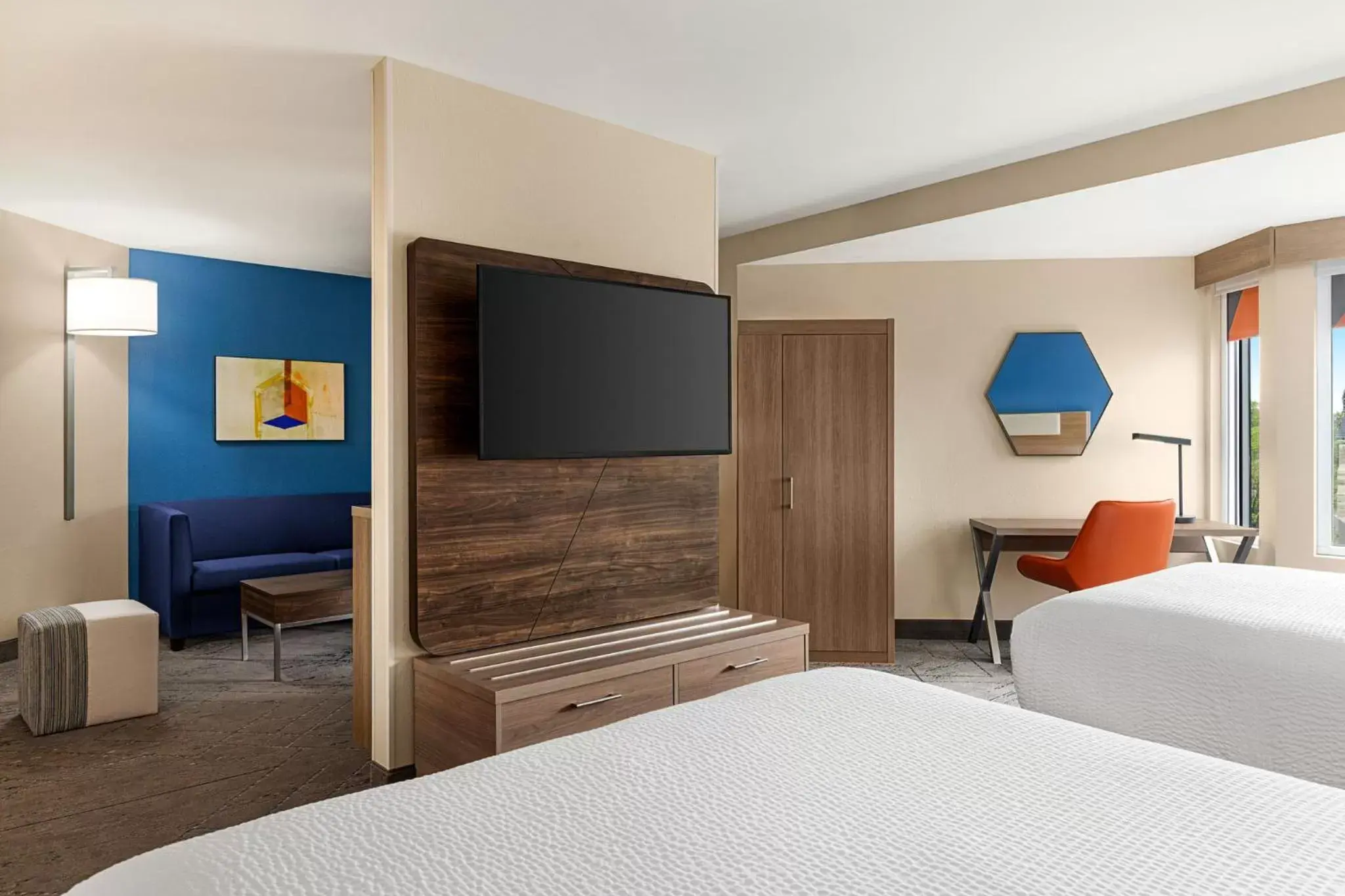 Photo of the whole room, TV/Entertainment Center in Holiday Inn Express & Suites Evansville Downtown, an IHG Hotel
