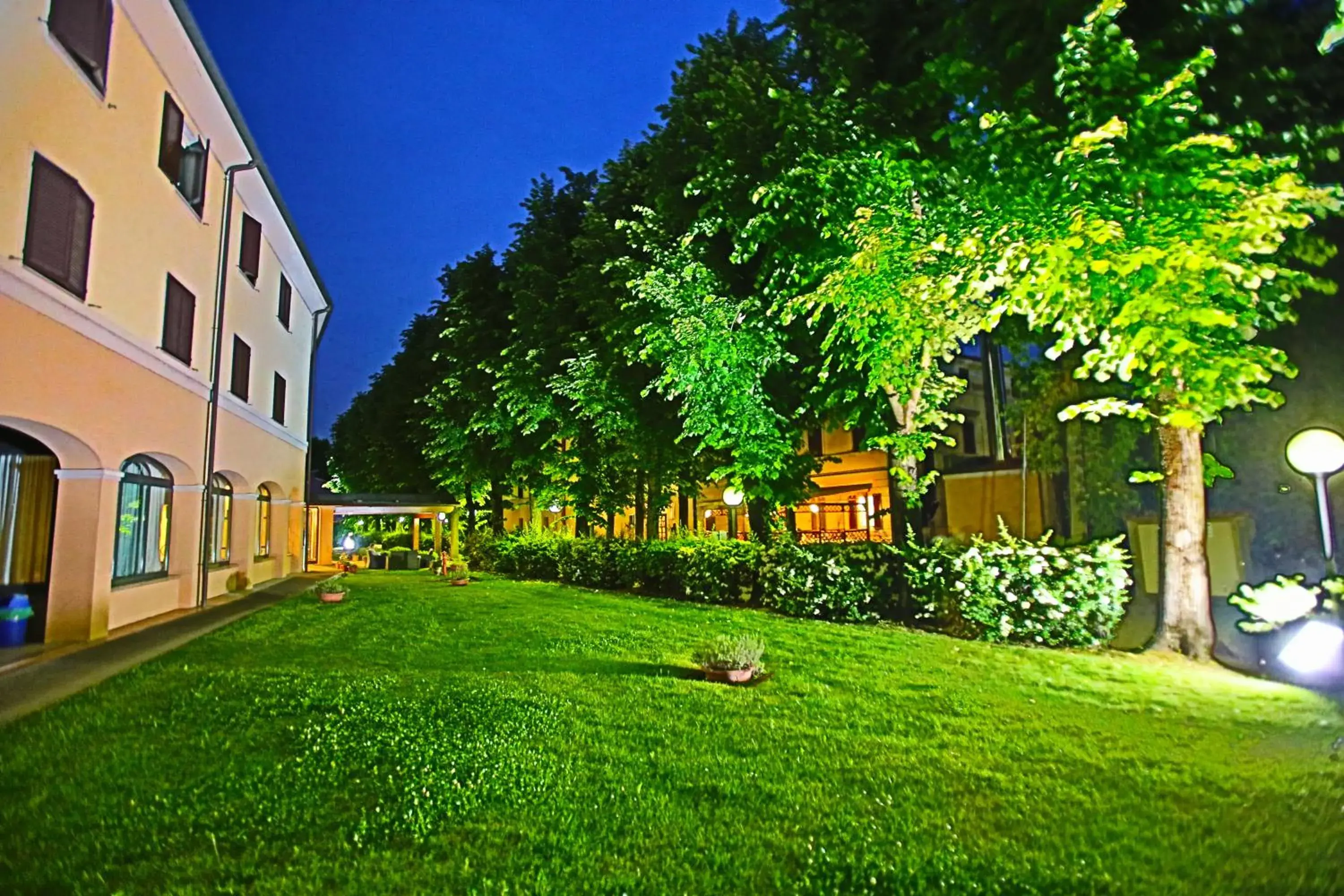 Night, Garden in Hotel Le Ville