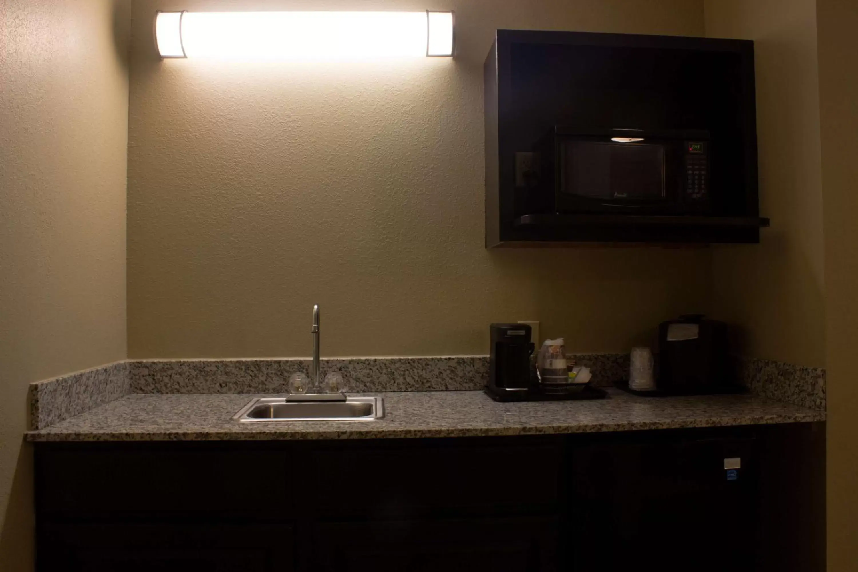 Photo of the whole room, Kitchen/Kitchenette in BEST WESTERN Plus Menomonie Inn & Suites