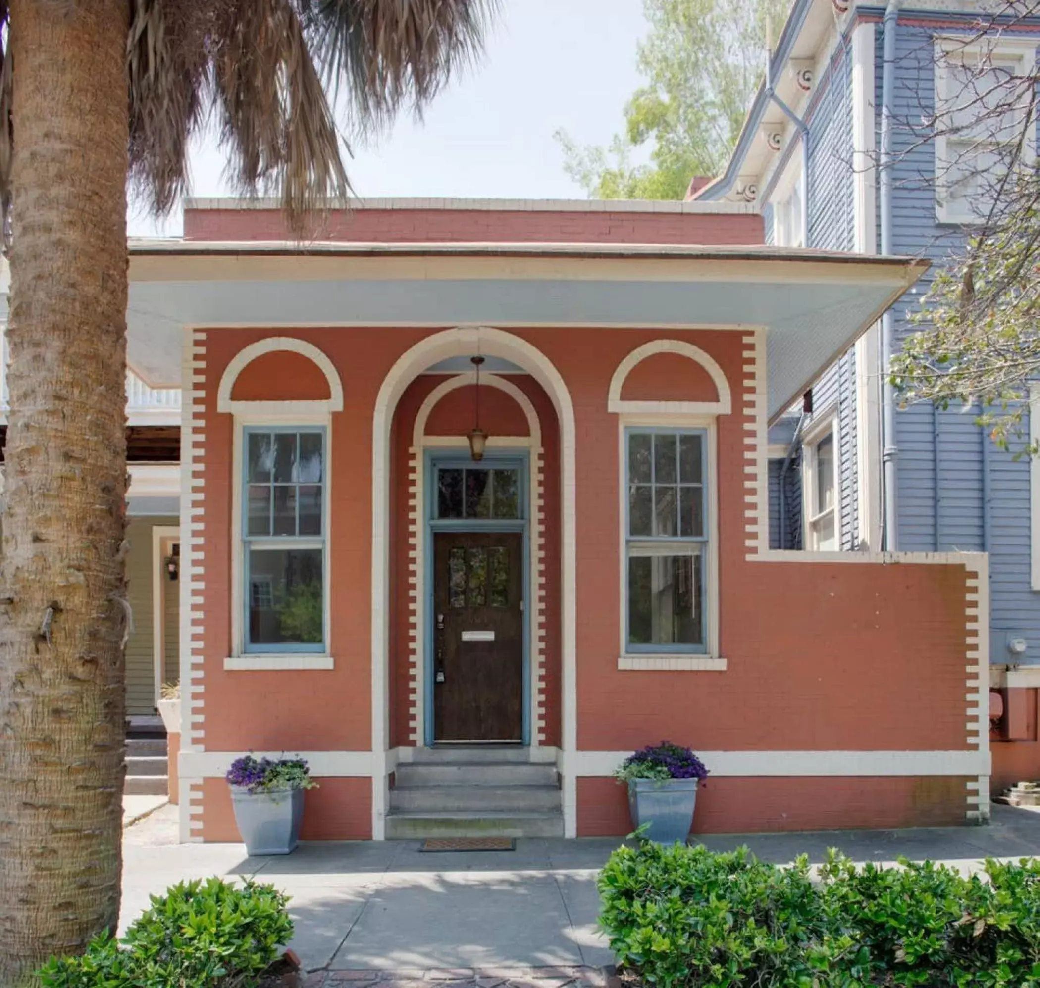 Property building in 101 E Waldburg - Cozy Cottage just off of Forsyth Park