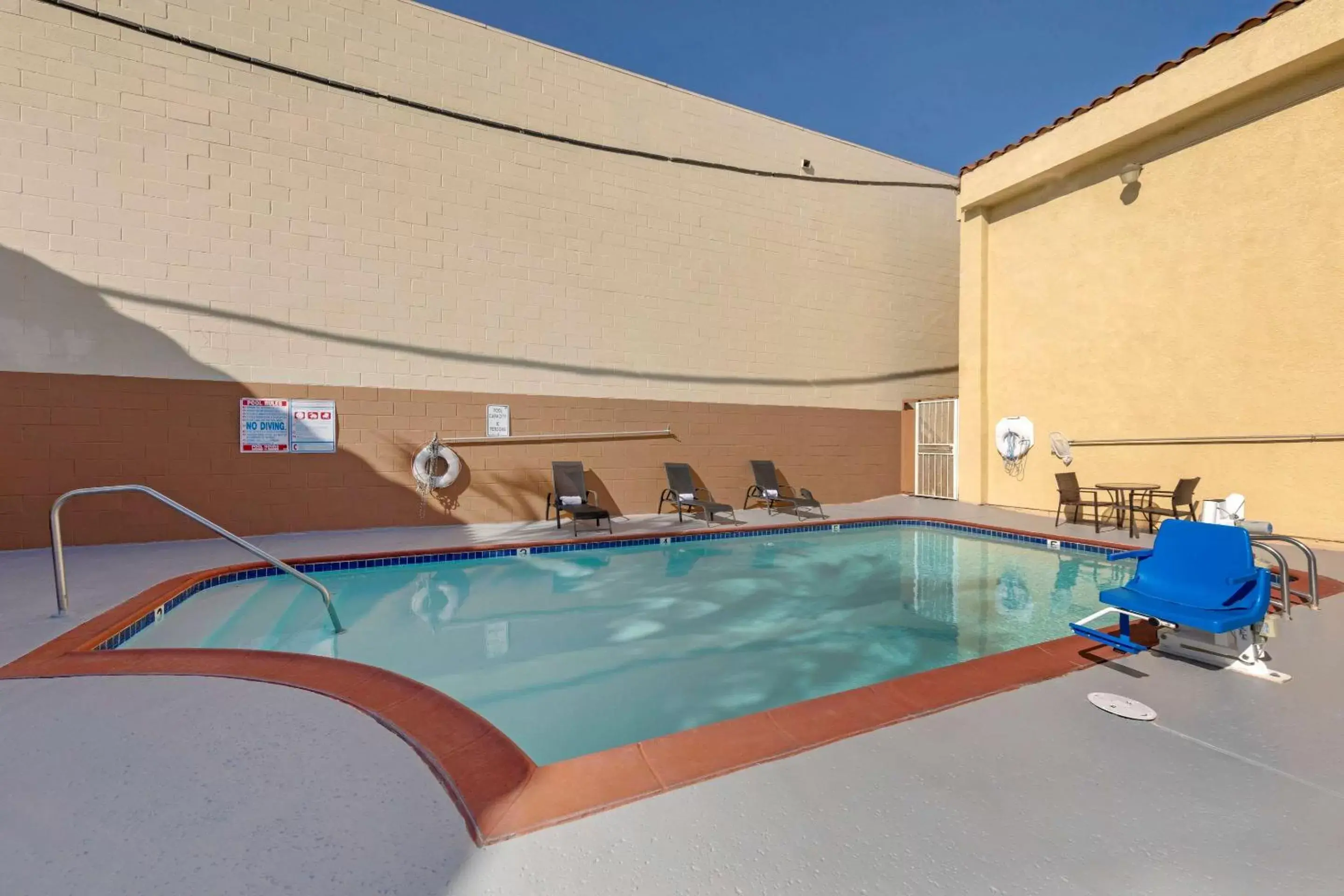 Pool view, Swimming Pool in Quality Inn Long Beach - Signal Hill