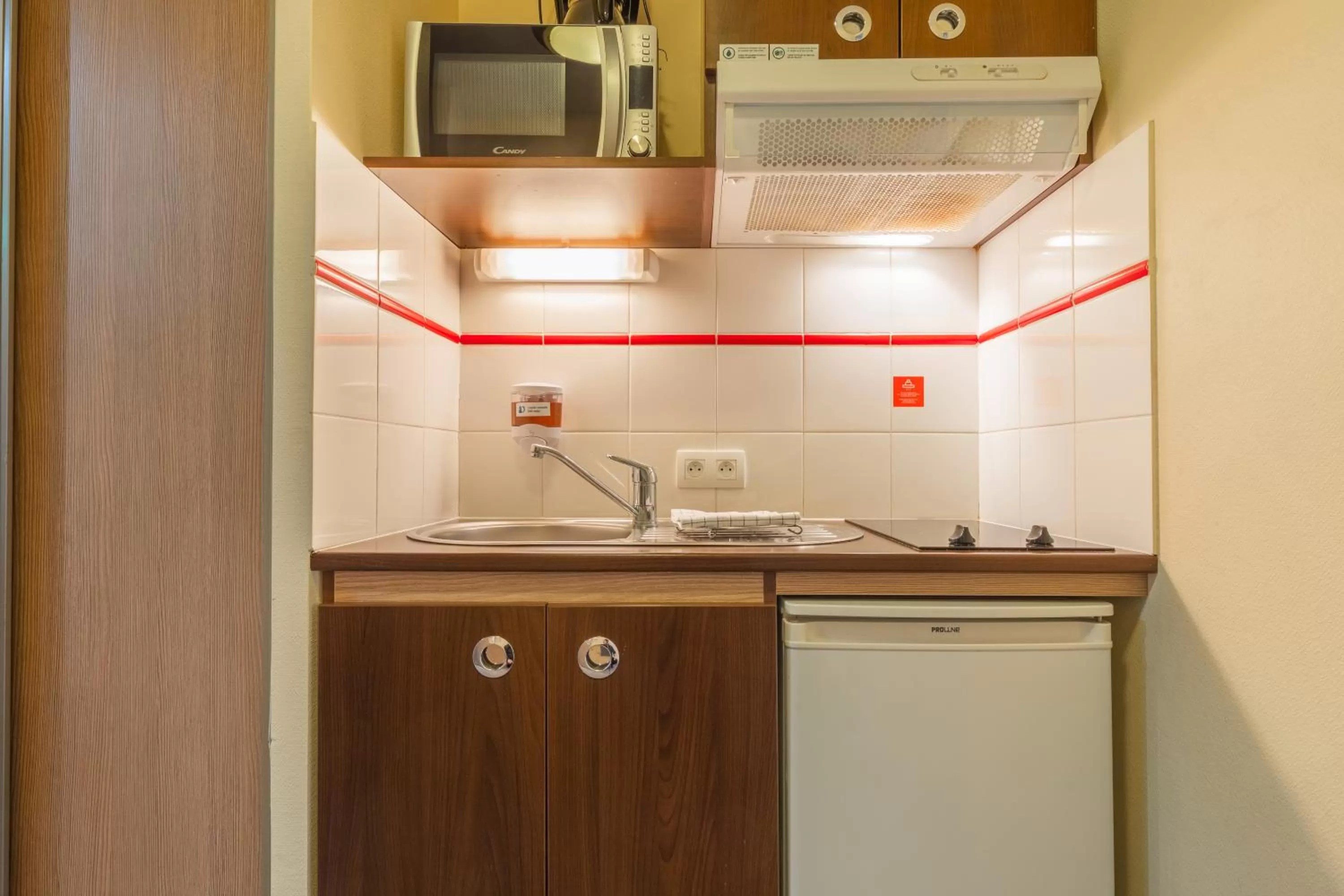 Kitchen or kitchenette in Zenitude Hôtel-Résidences Magny-les-Hameaux