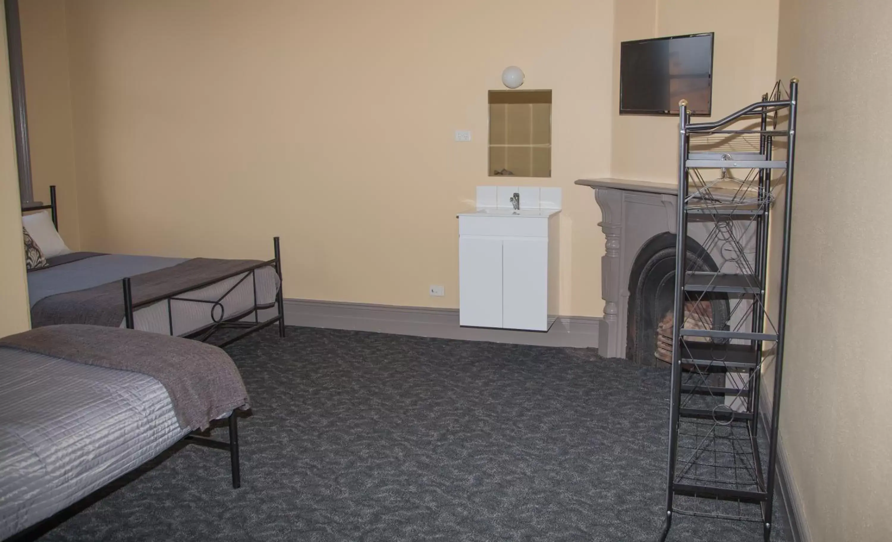 Bedroom, TV/Entertainment Center in Hotel Cessnock