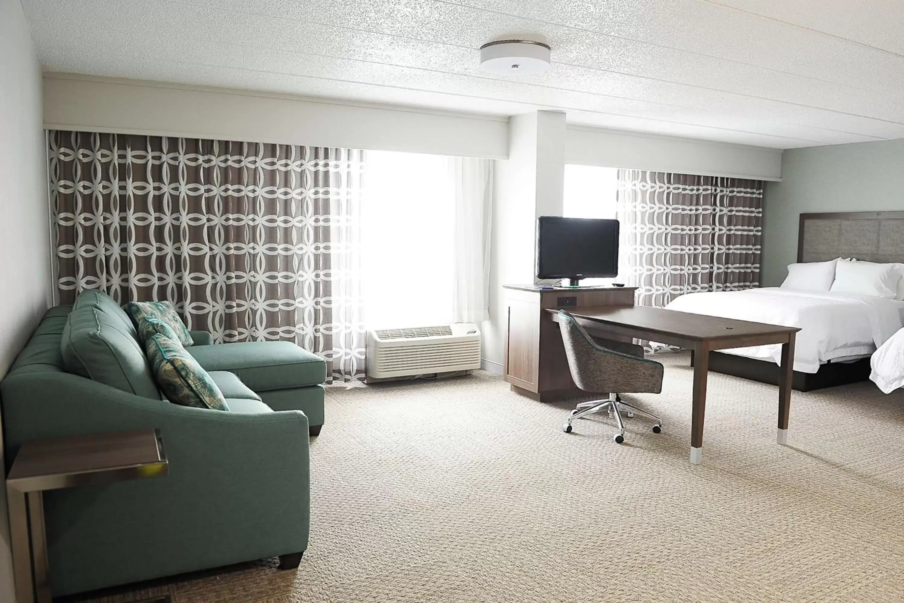 Bedroom, Seating Area in DoubleTree by Hilton Dulles Airport-Sterling