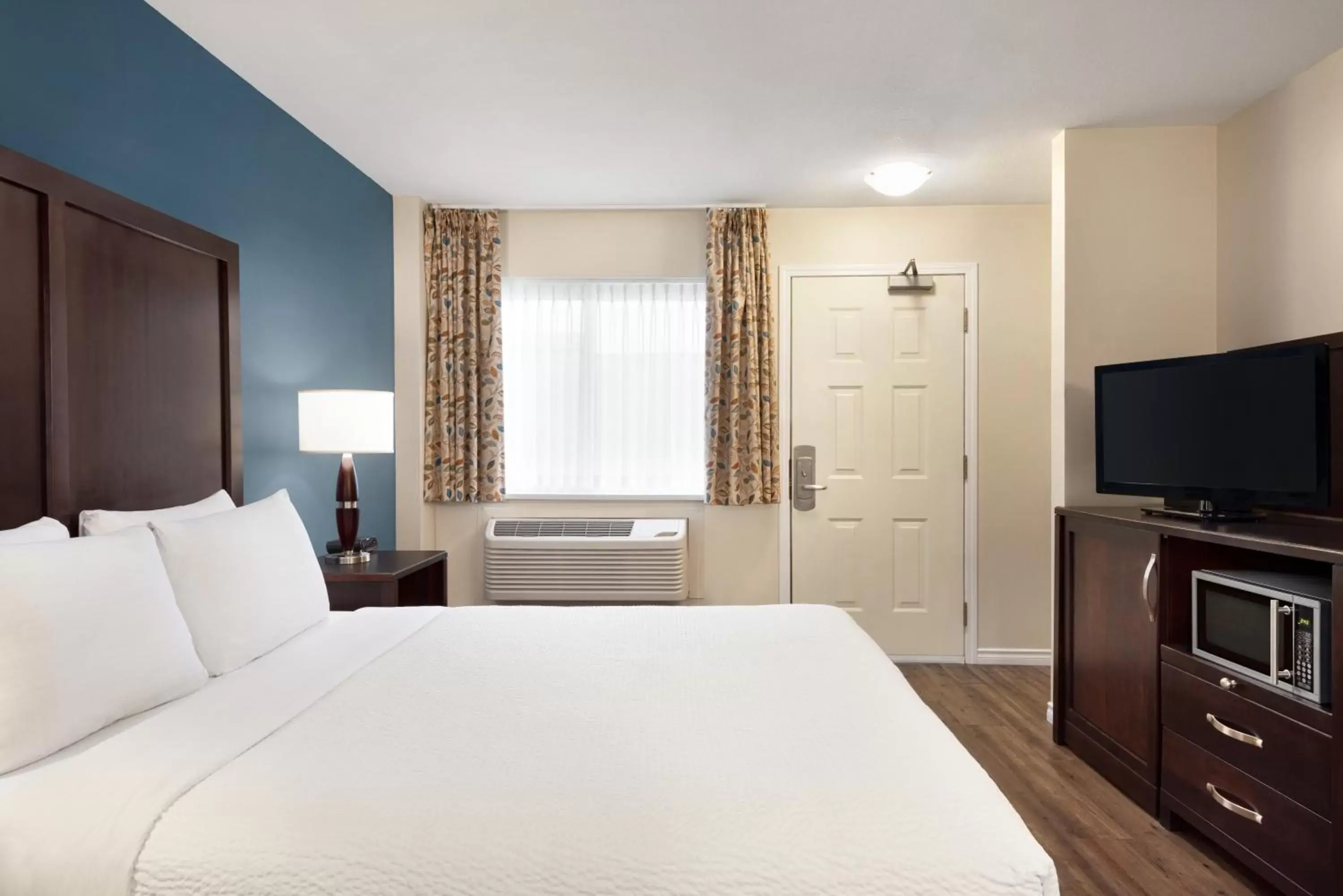 Bed in Days Inn by Wyndham Kelowna