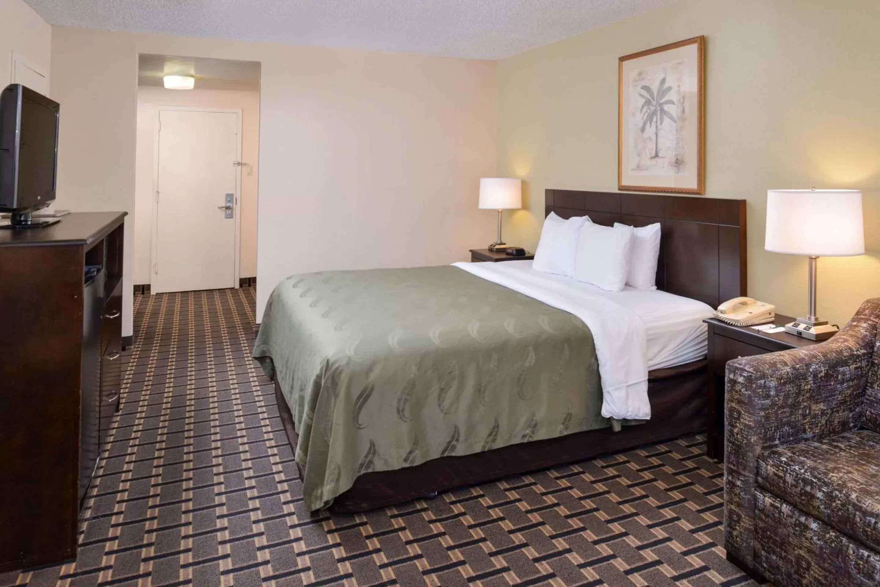 Photo of the whole room, Bed in Quality Inn & Suites Montebello - Los Angeles
