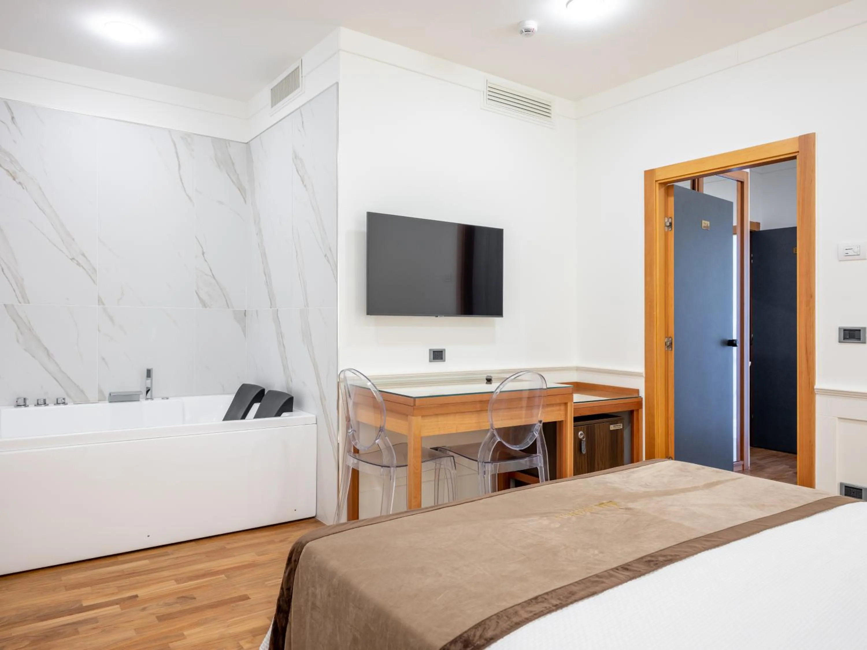 Photo of the whole room, Bed in Mirabella Hotel