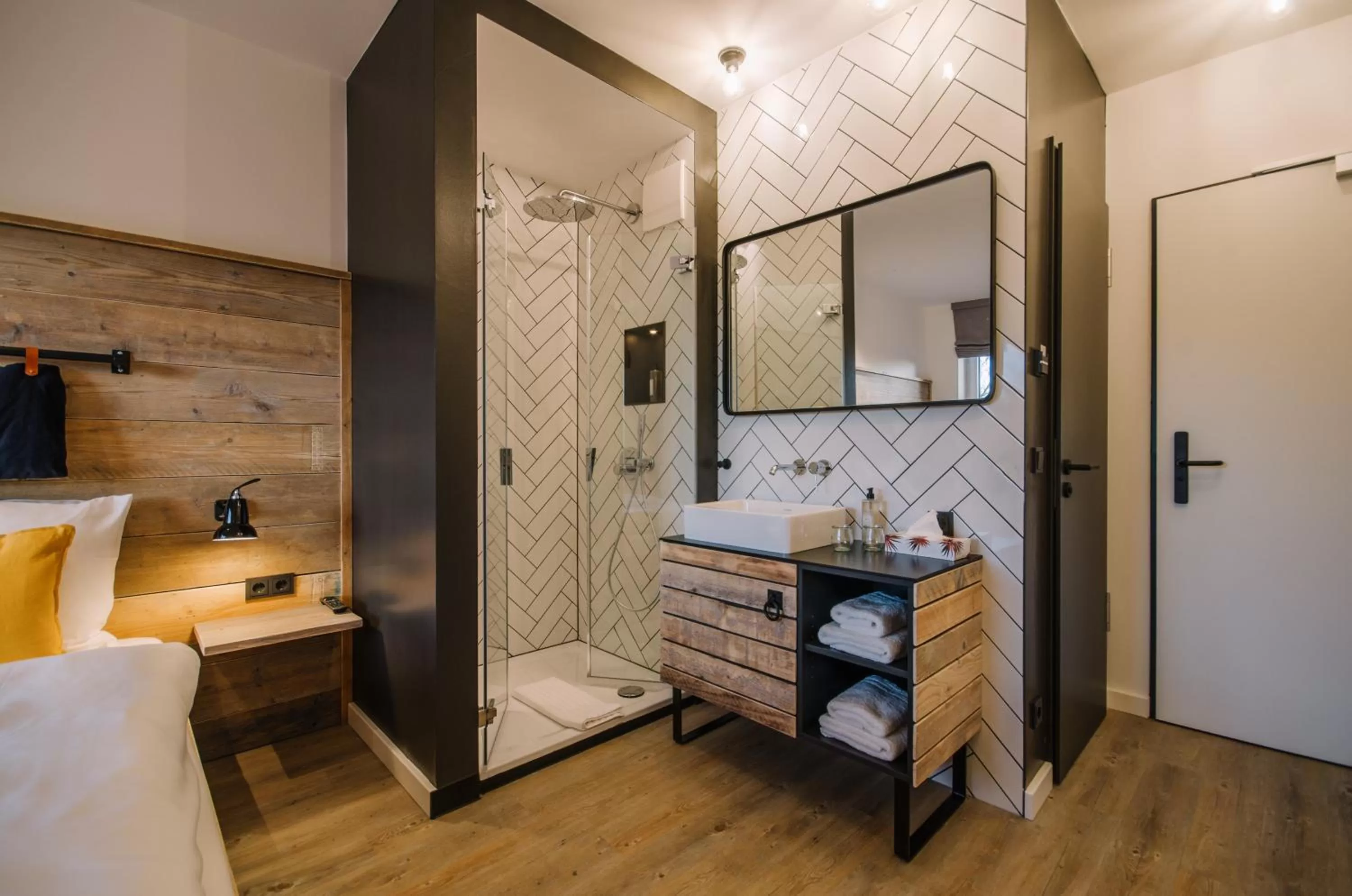 Shower, Bed in Hotel Landhafen