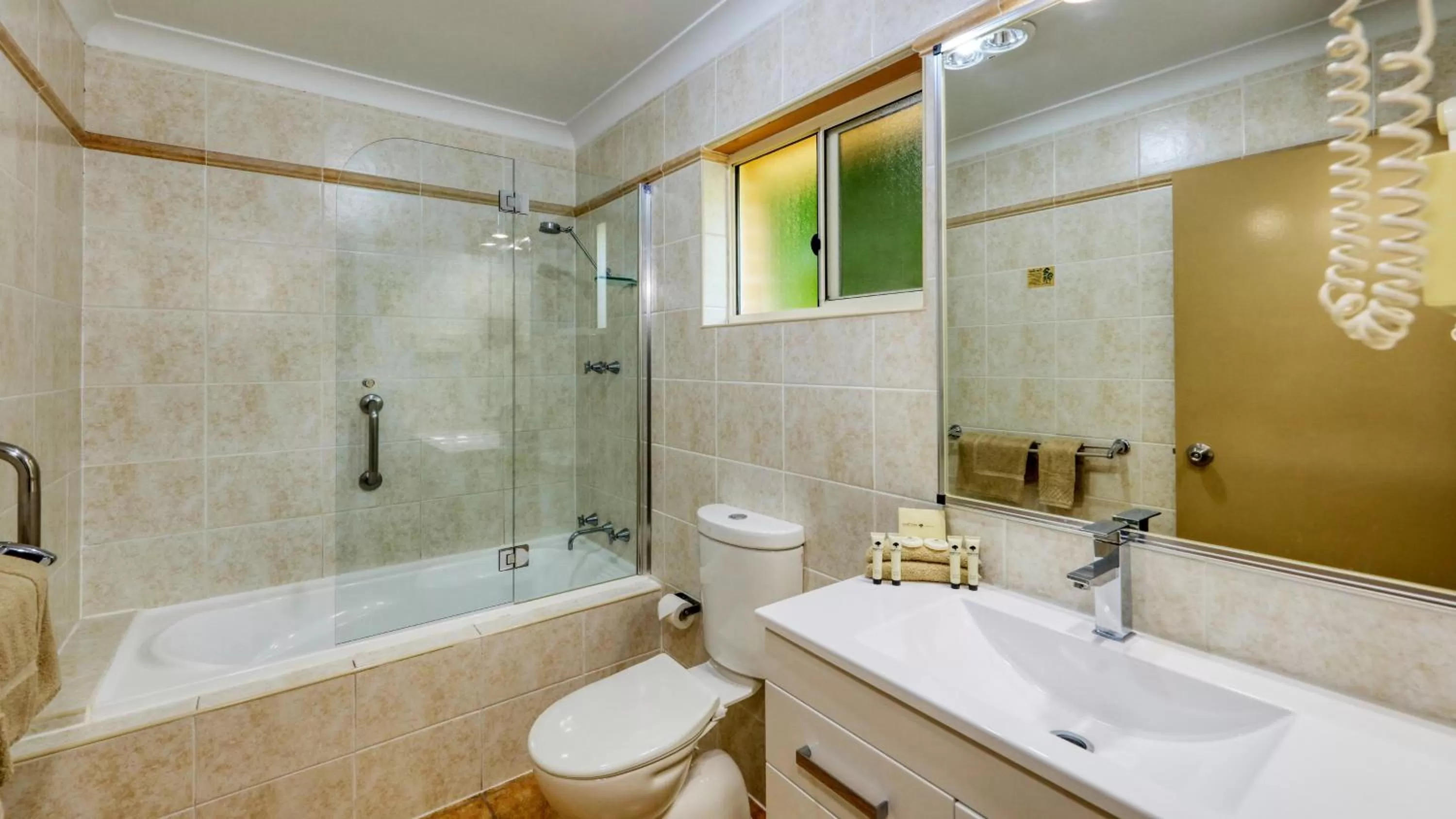 Bathroom in Edward Parry Motel and Apartments