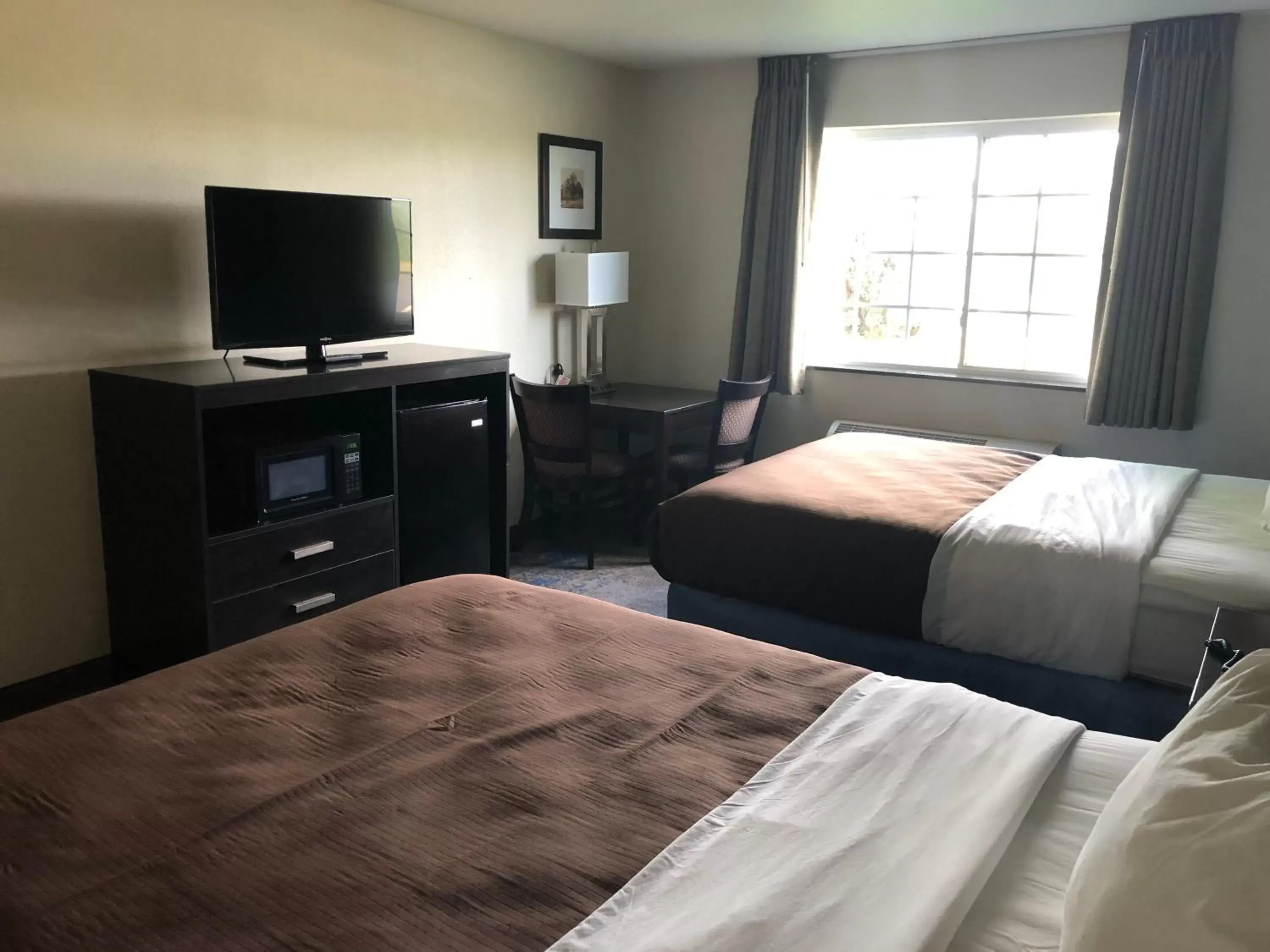 Guests, Bed in AmericInn by Wyndham Maquoketa