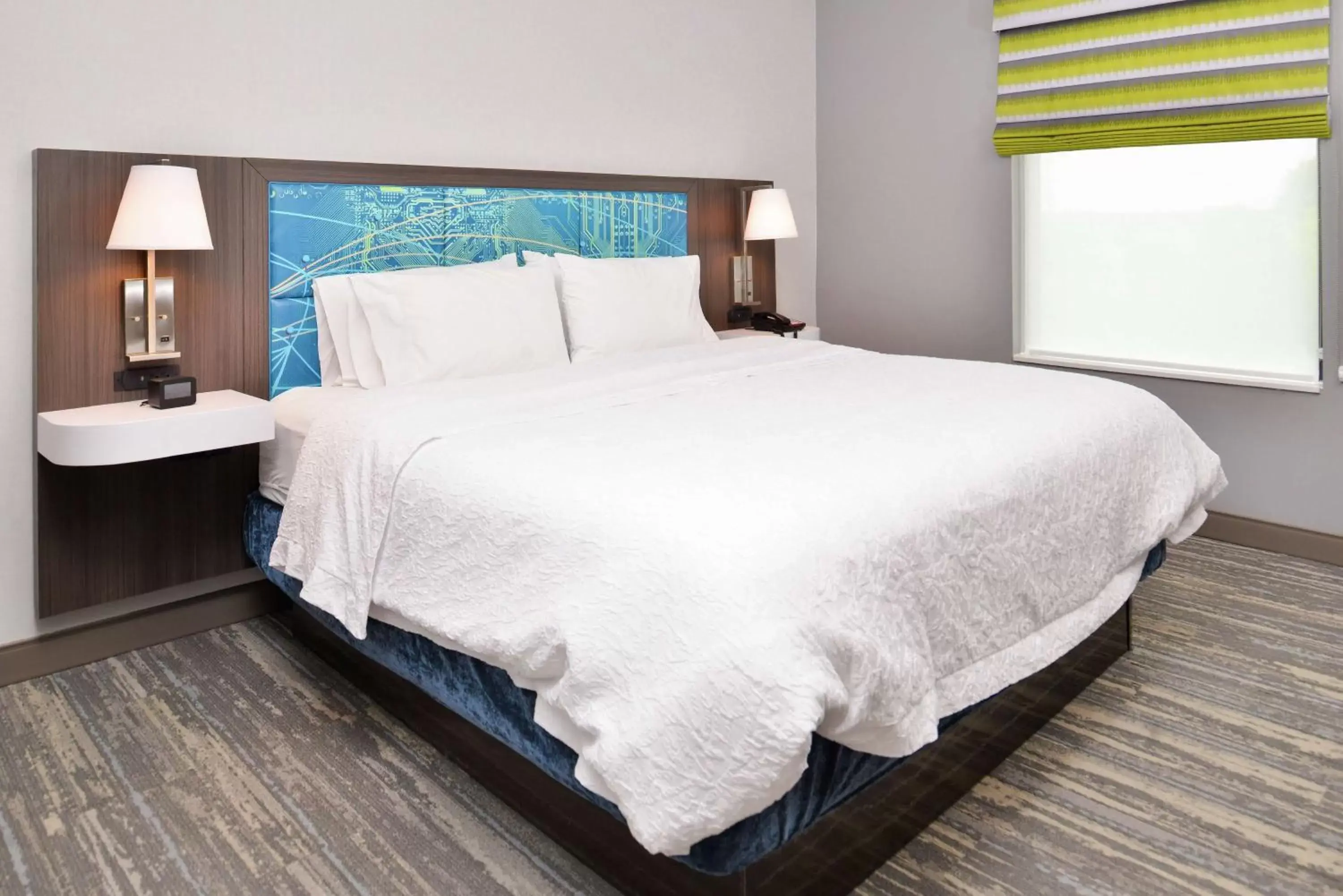 Bed in Hampton Inn & Suites Saint Paul Oakdale Woodbury