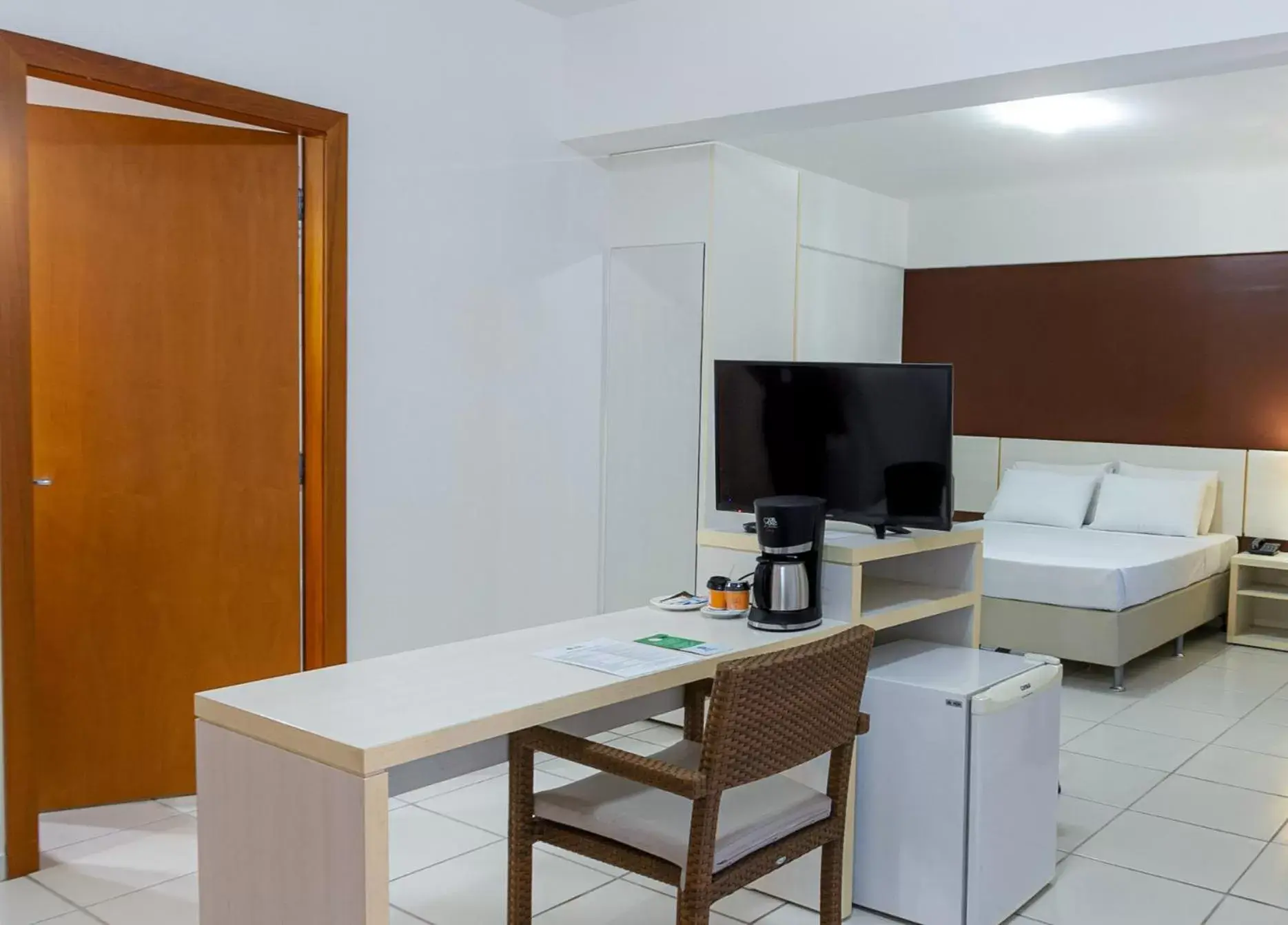 Property building, TV/Entertainment Center in Best Western Suites Le Jardin Caldas Novas