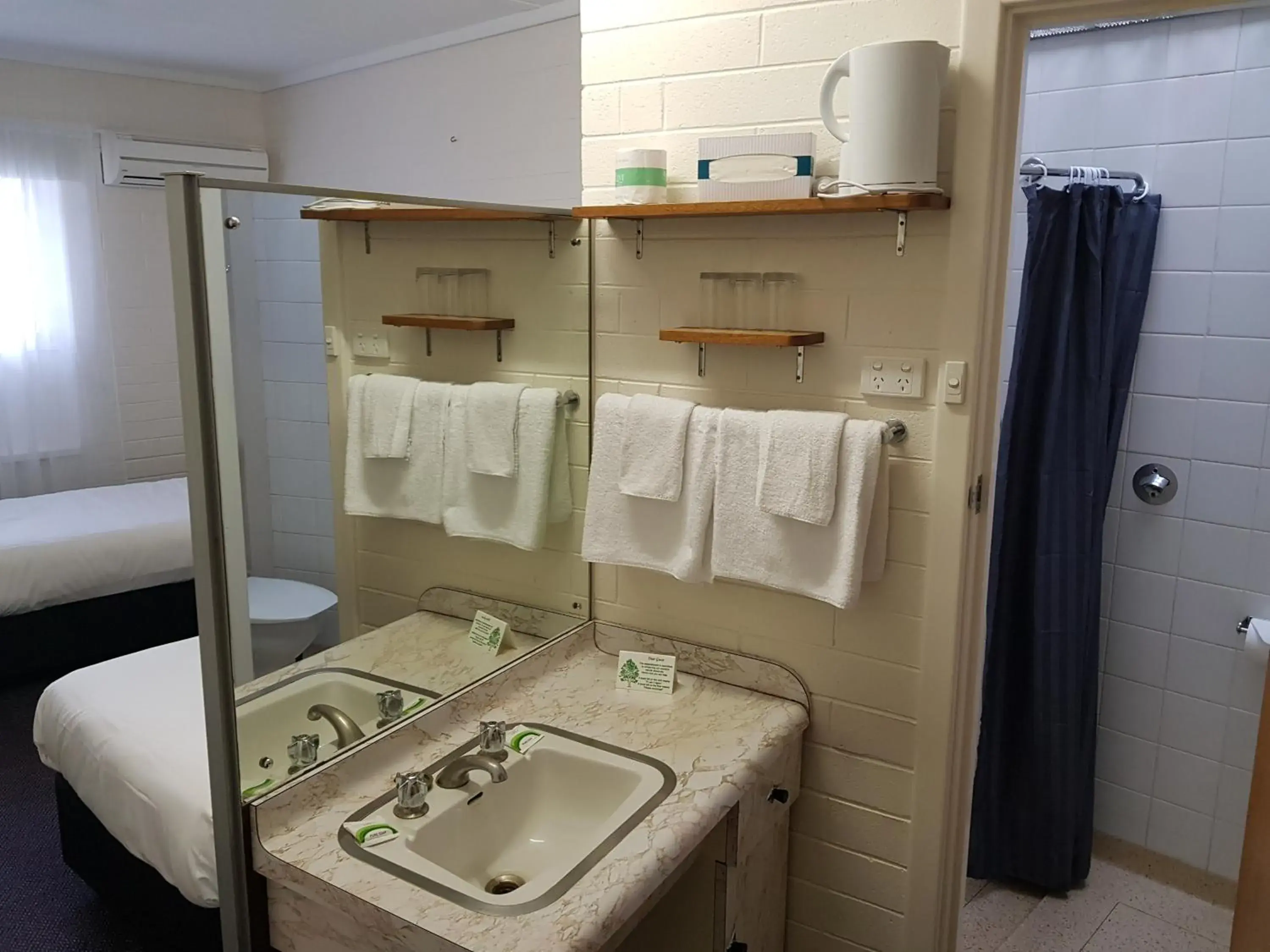 Bathroom in Morphett Arms Hotel