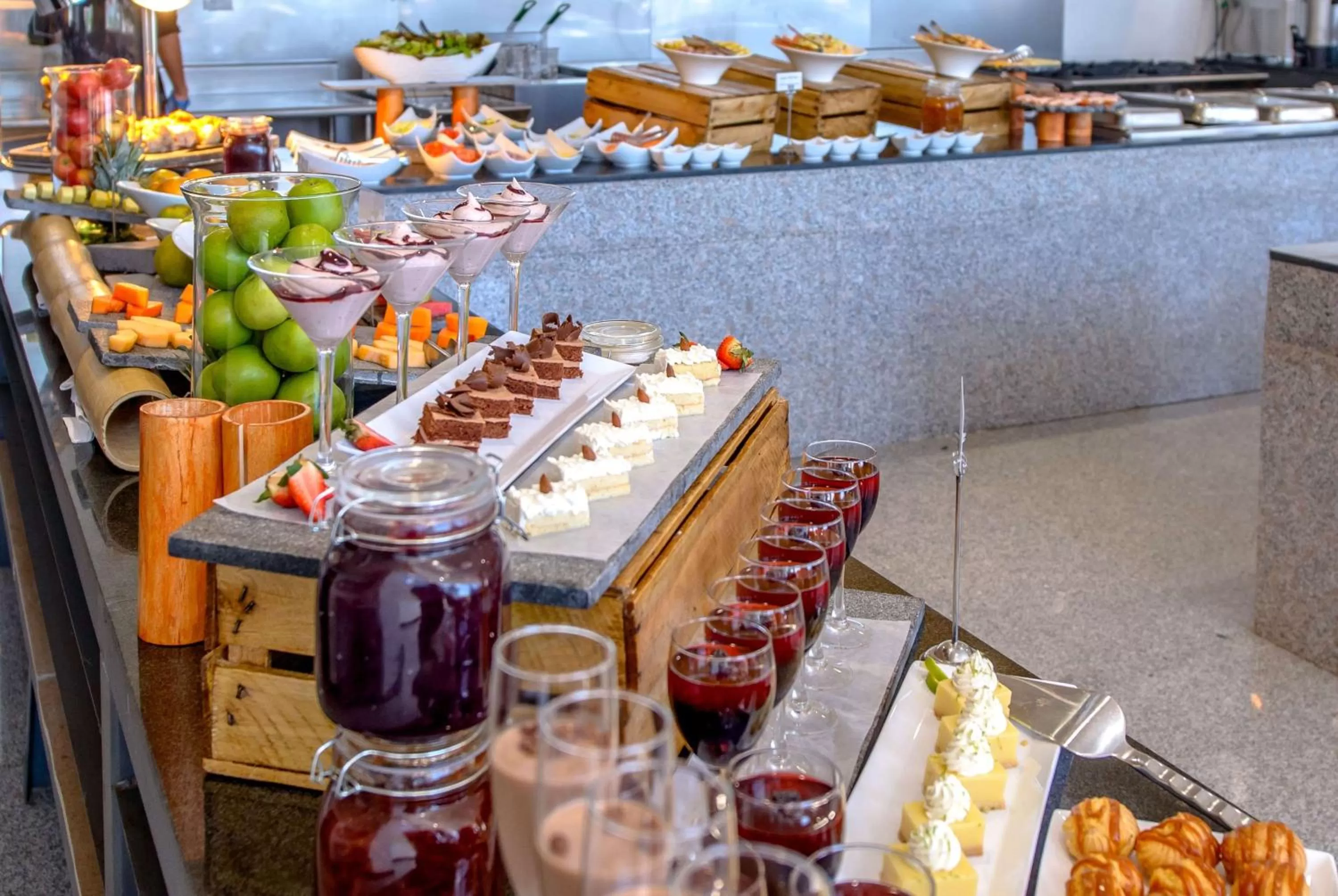 Restaurant/places to eat in Wyndham Manta Sail Plaza Hotel and Convention Center