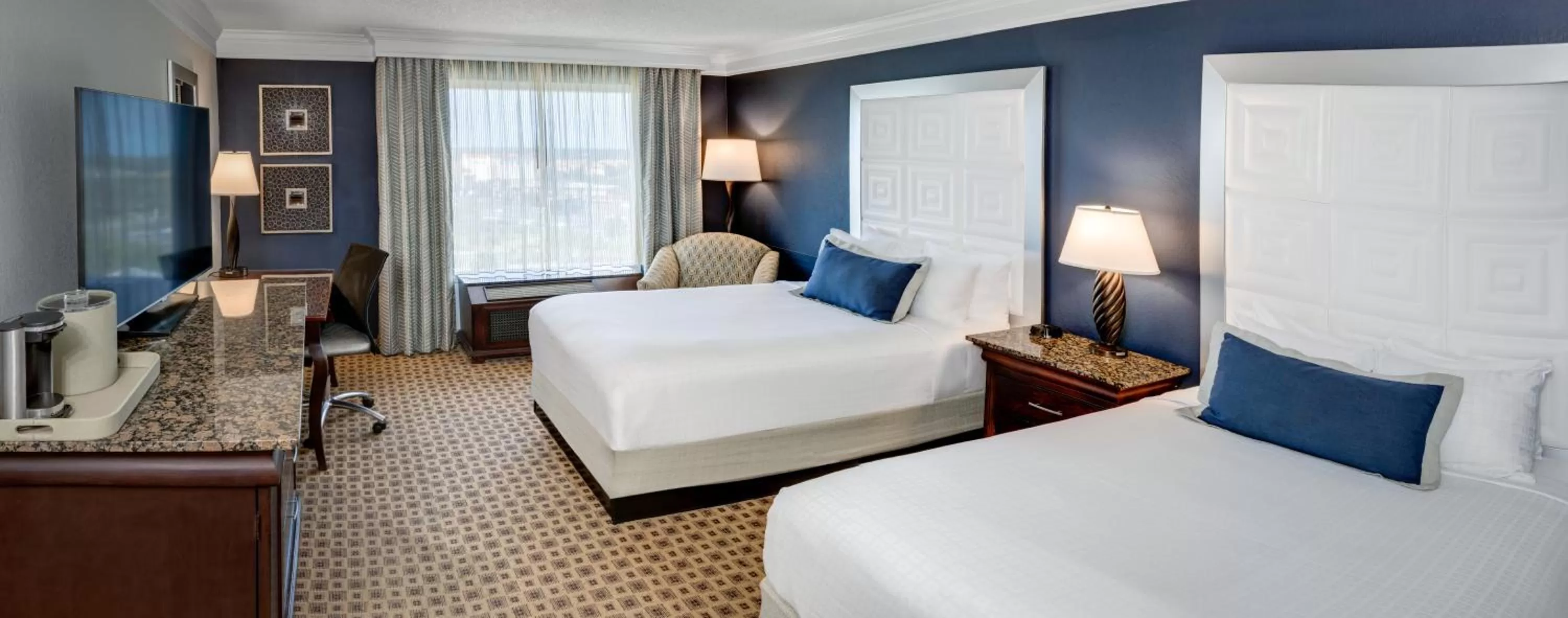 Bed in Rosen Plaza Hotel Orlando Convention Center