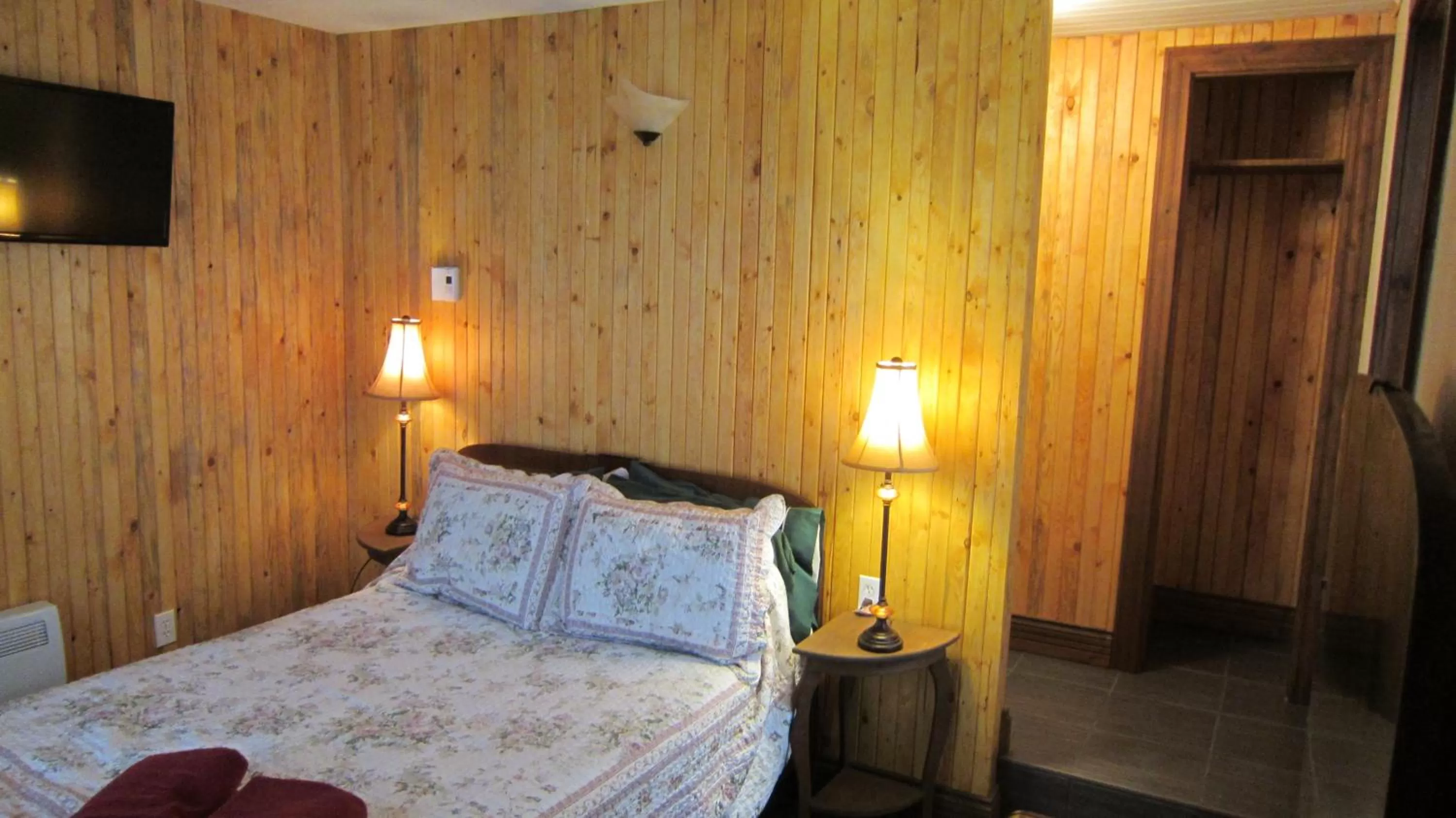 Photo of the whole room, Bed in Auberge Le Four à Pain