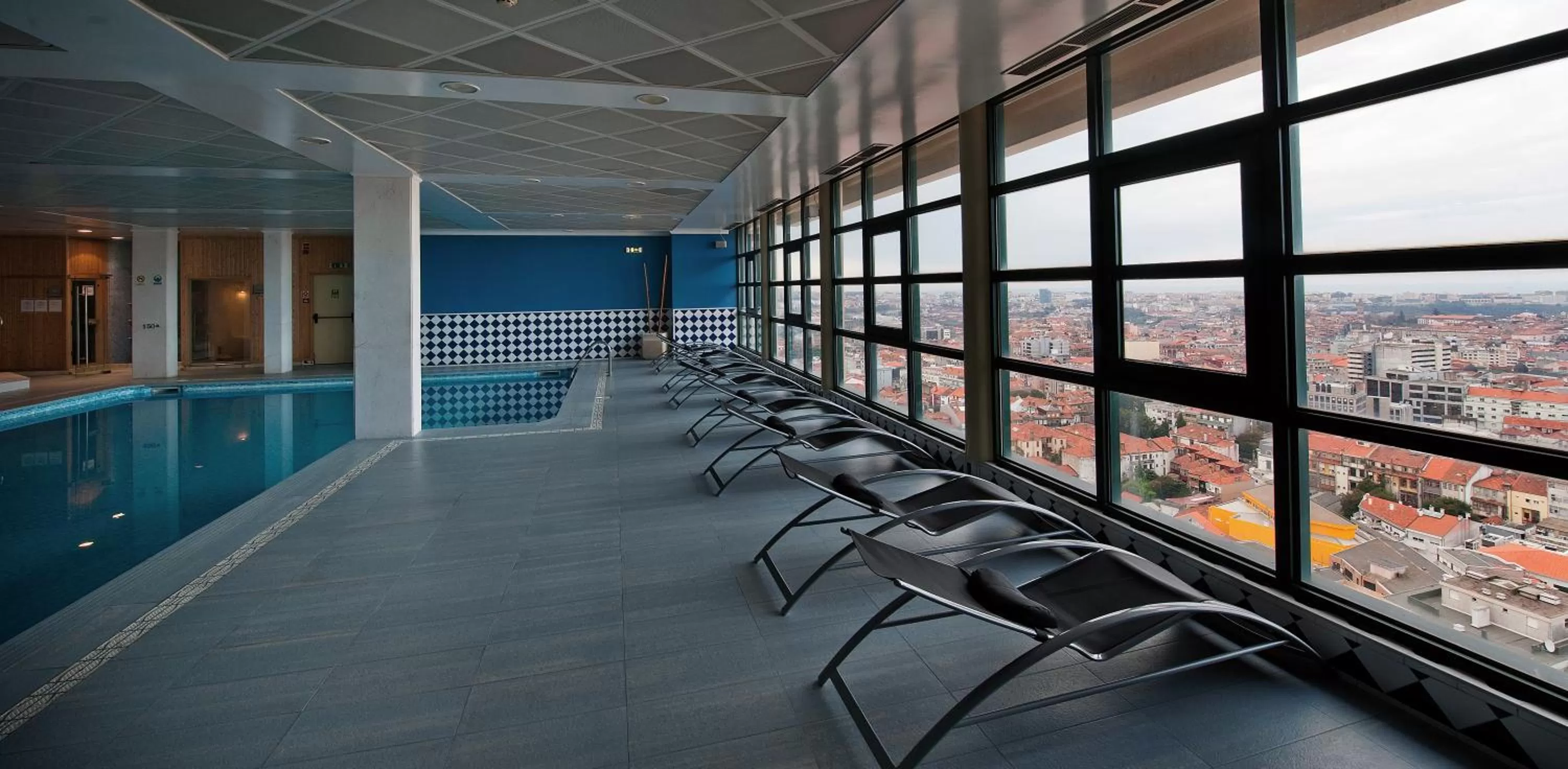 Swimming pool in Vila Gale Porto - Centro