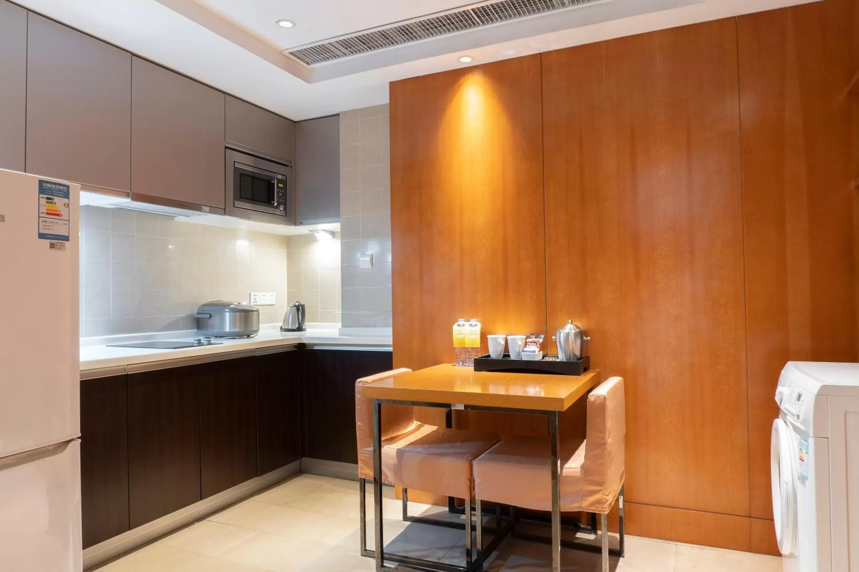 Kitchen/Kitchenette in Holiday Inn Hangzhou CBD, an IHG Hotel