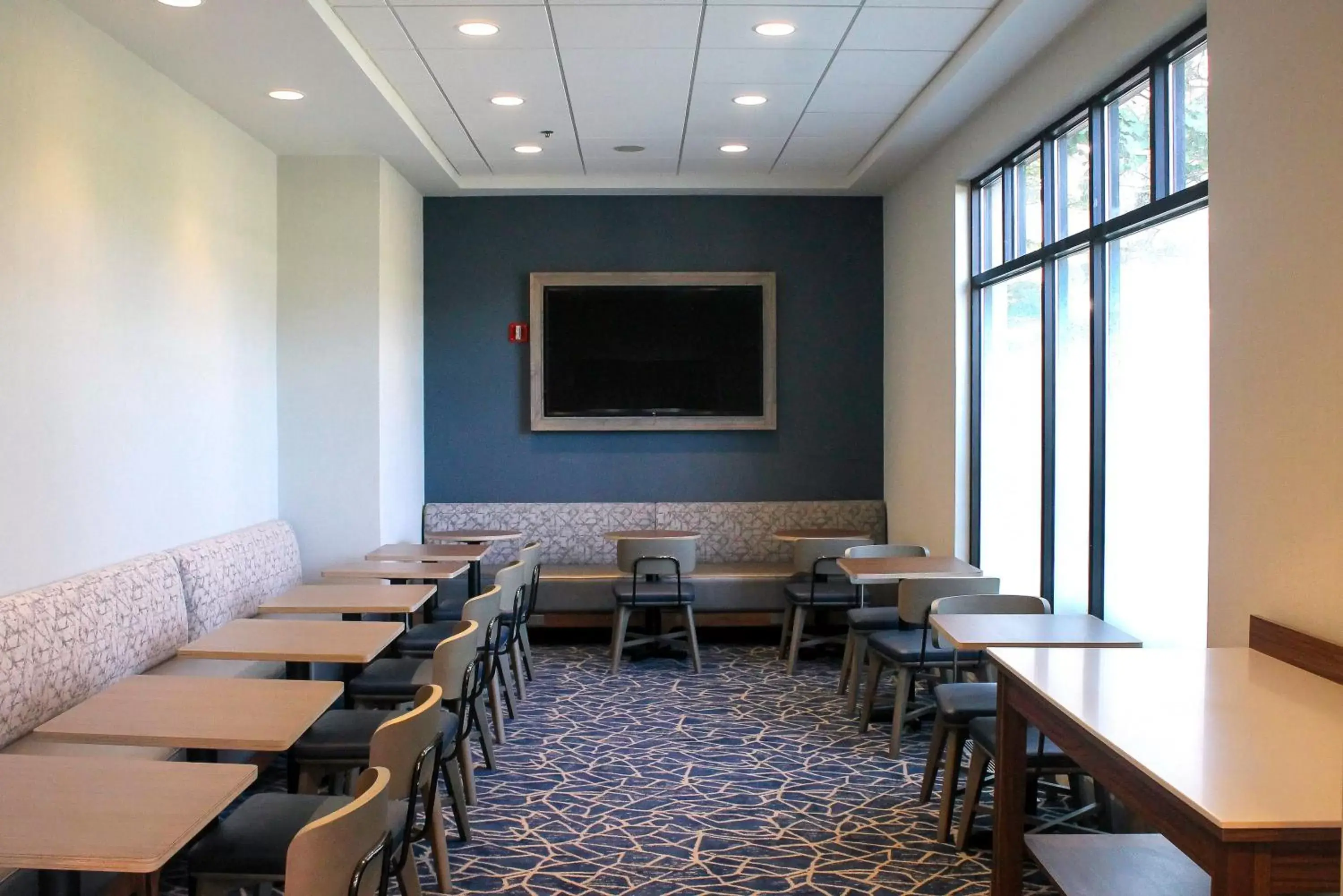 Breakfast, Restaurant/Places to Eat in Holiday Inn Express & Suites Boston - Cambridge, an IHG Hotel